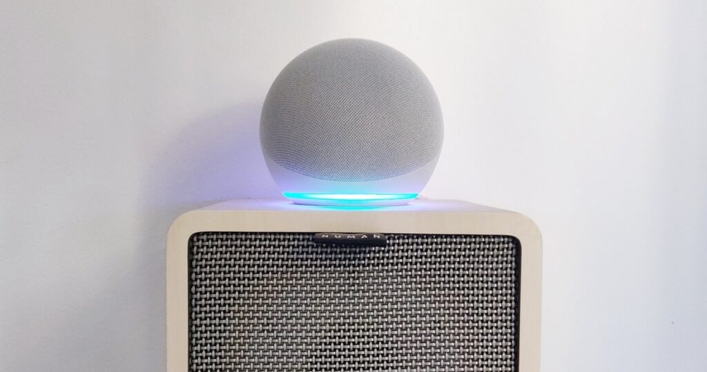 El Echo Dot 4 vuelve a tocar fondo, 19,99 euros por el altavoz