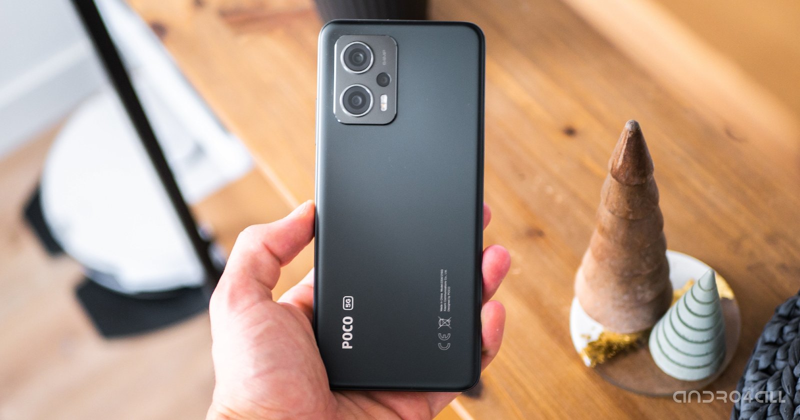 POCO X4 GT en la mano