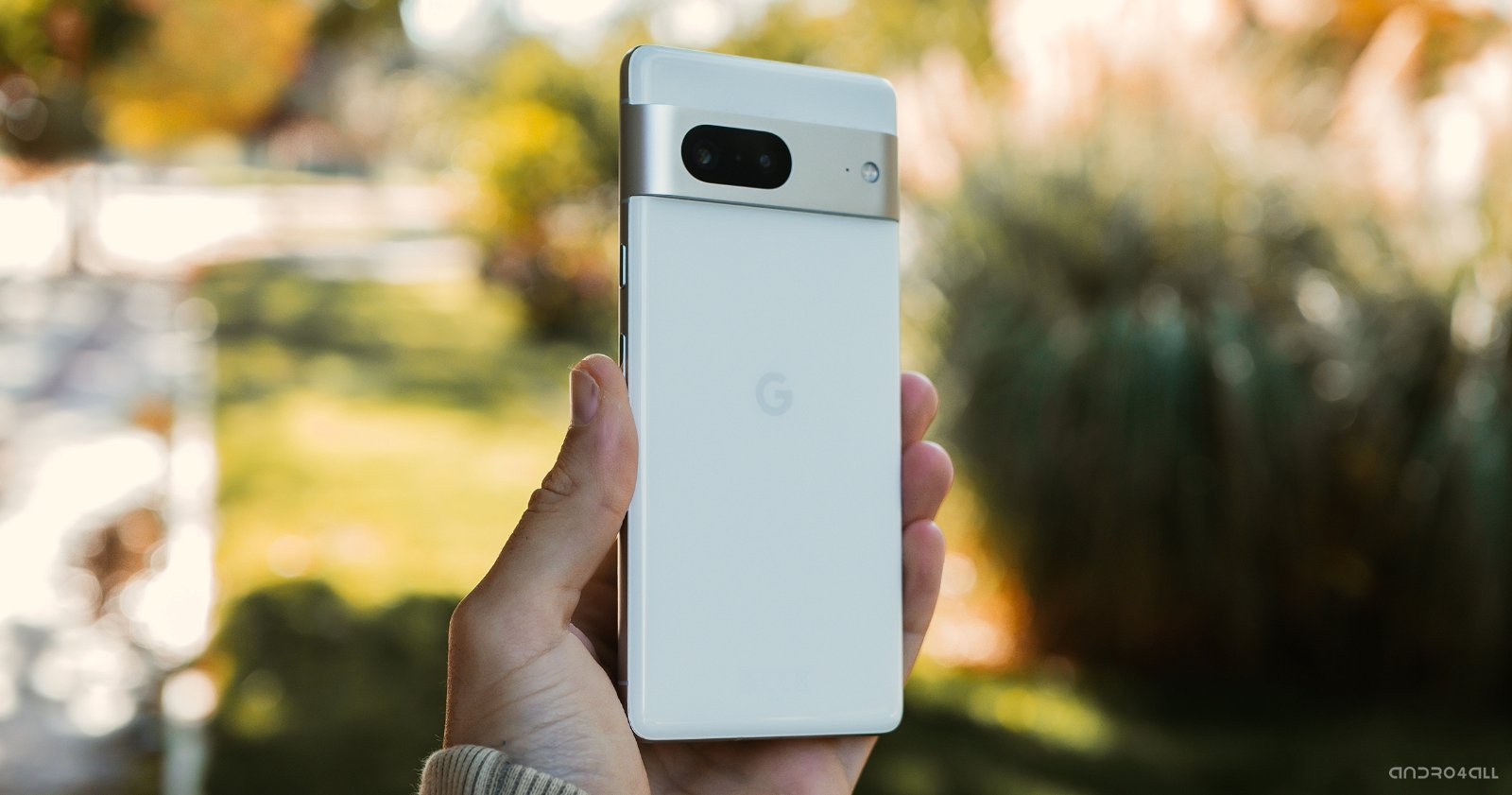 Parte trasera del Google Pixel 7 en color blanco