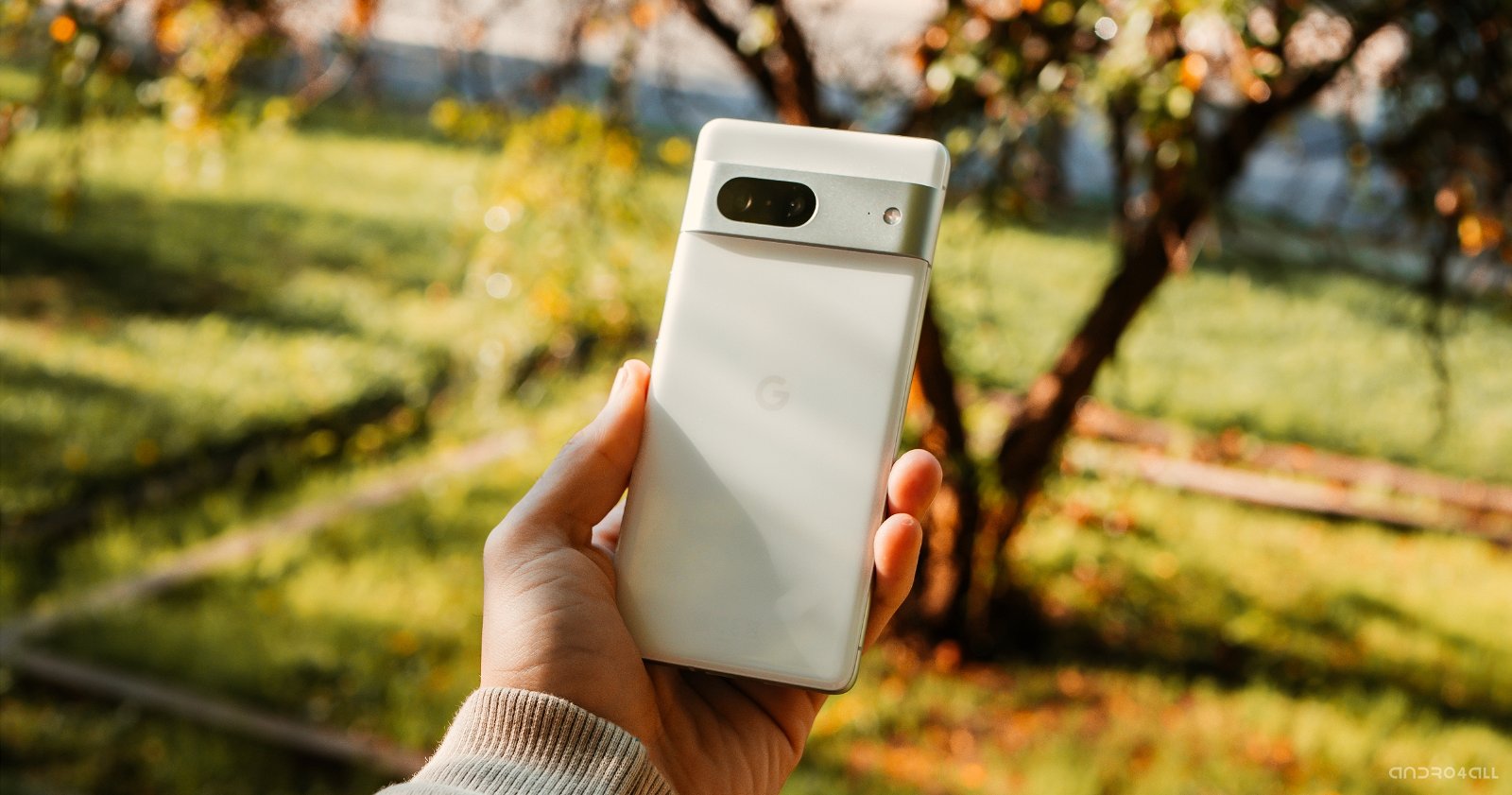 Fotografía del Google Pixel 7 en color blanco
