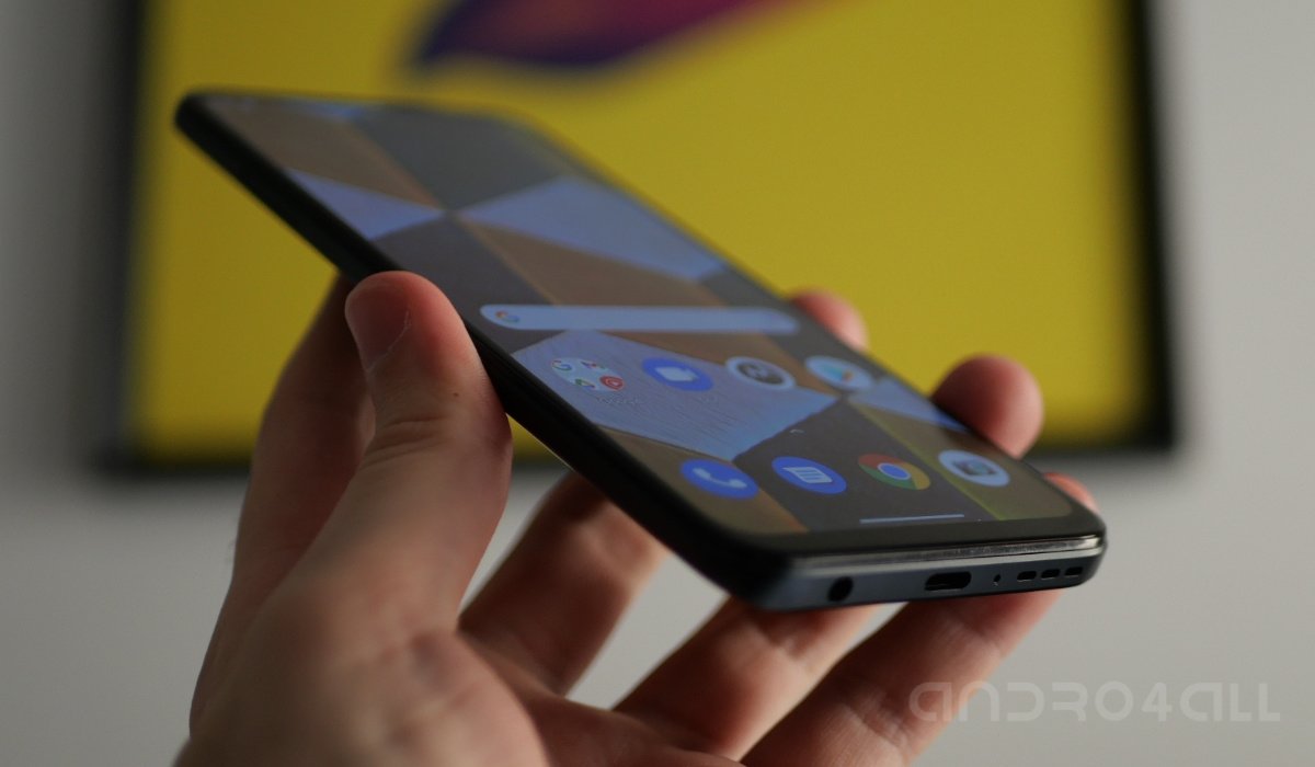 Motorola moto g71 5G delgado frente a cuadro