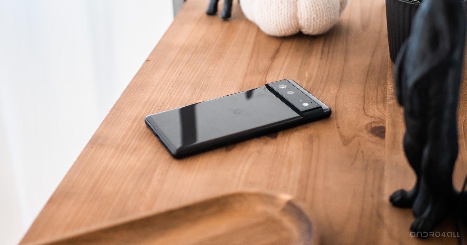 Parte trasera del Google Pixel 6 en color negro