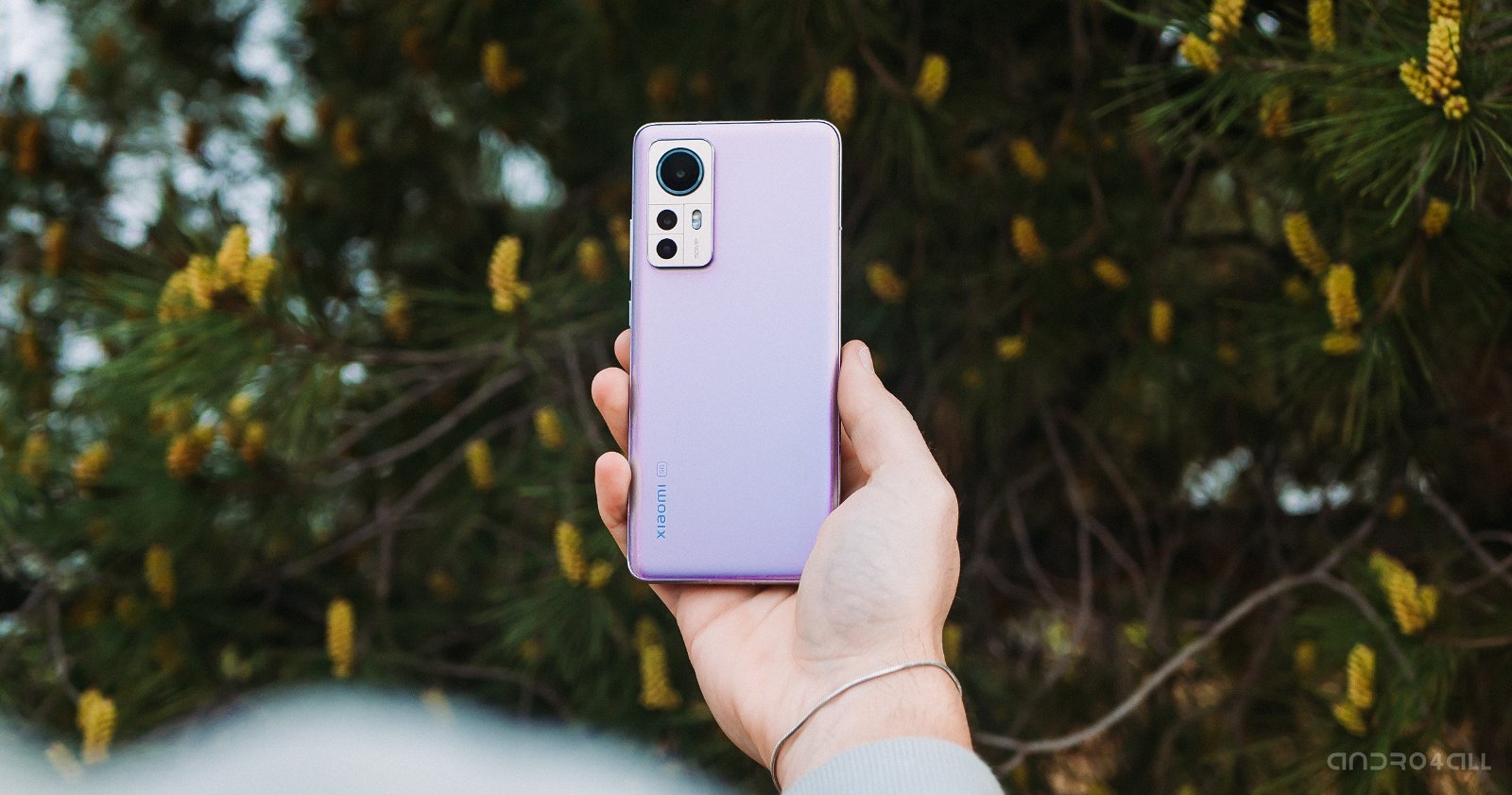 Parte trasera del Xiaomi 12 en color violeta.