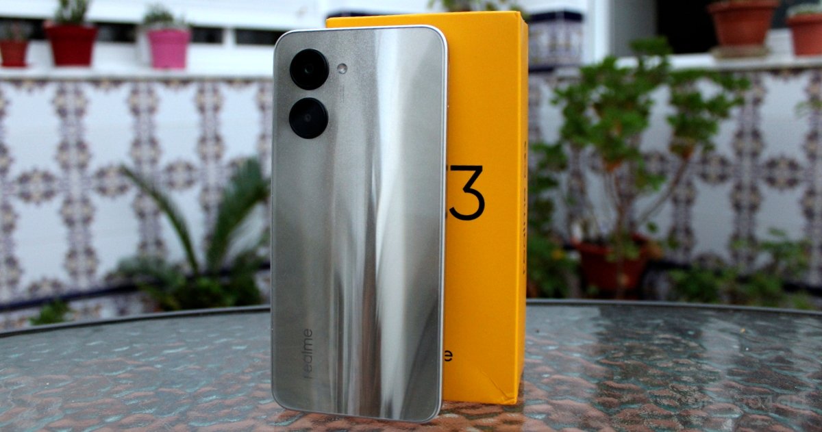 realme C33 junto a la caja de venta