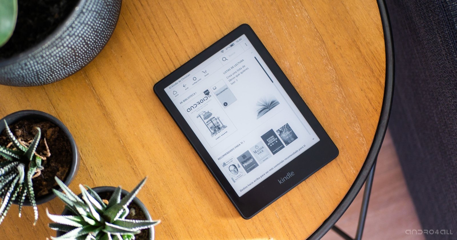 Amazon Kindle Paperwhite 2021 en una mesa