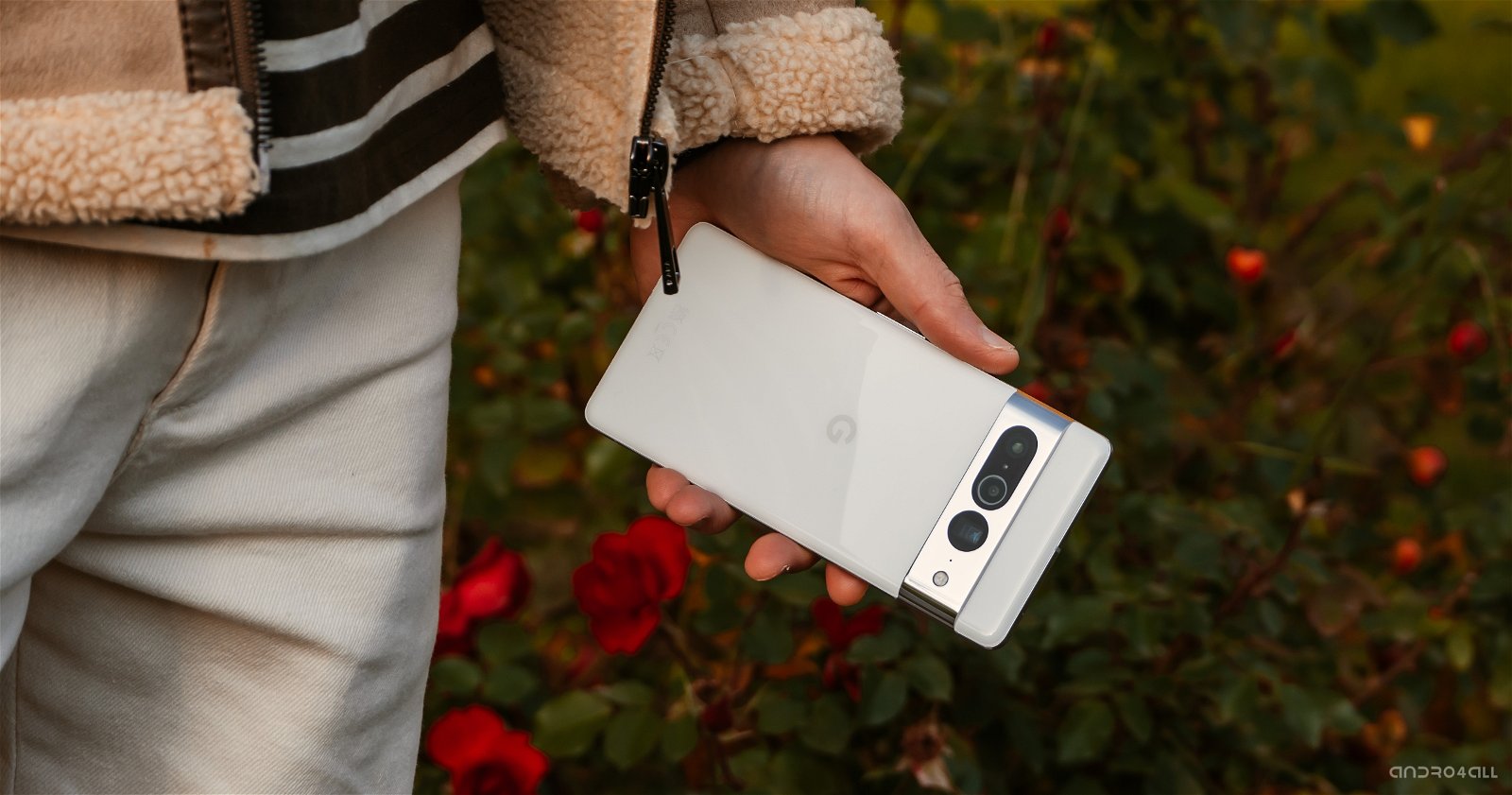 Google Pixel 7 Pro en la mano, trasera