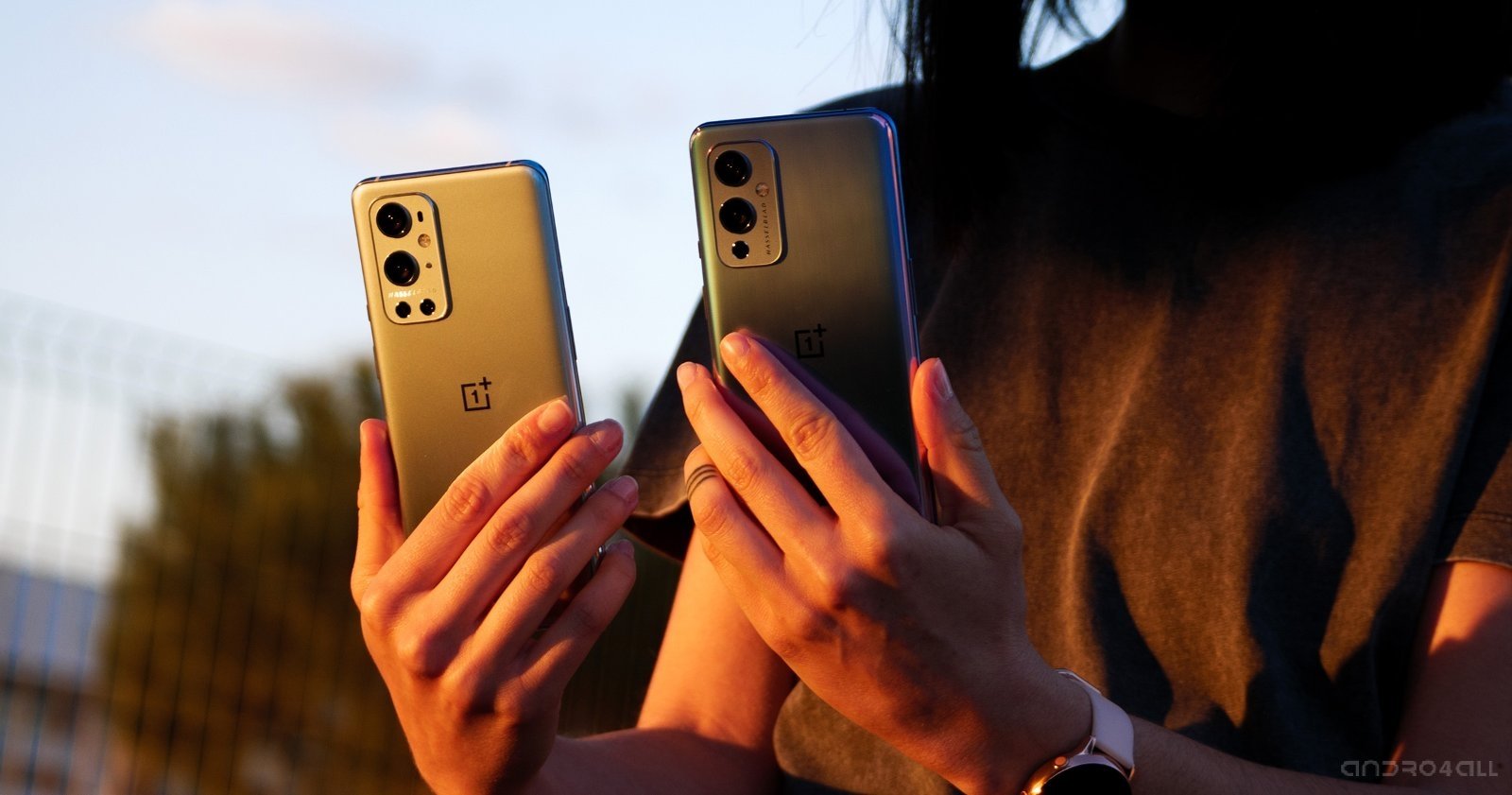 Parte trasera de los OnePlus 9 y 9 Pro en la mano