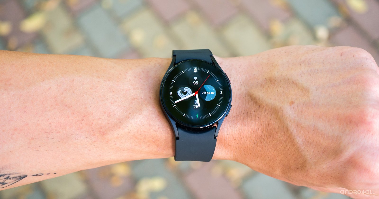 Samsung Galaxy Watch 5 de color negro en la muñeca
