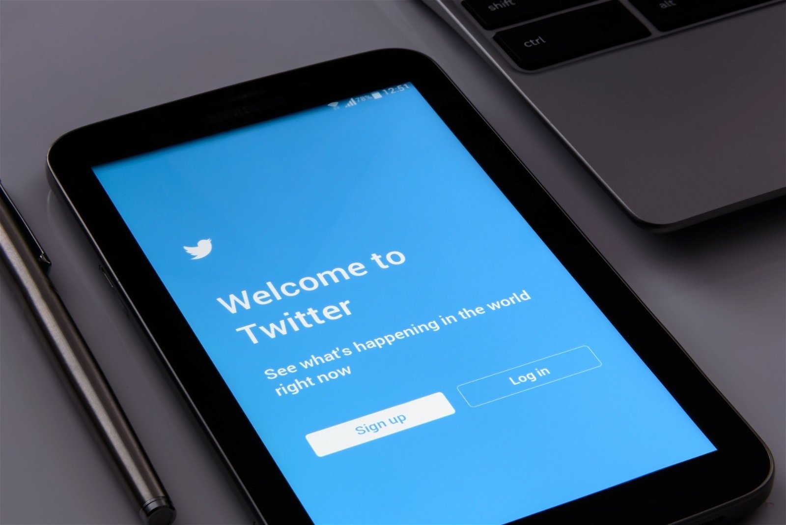 Esta extensión de Chrome te dice quién ha pagado 8 dólares por tener un check azul en Twitter