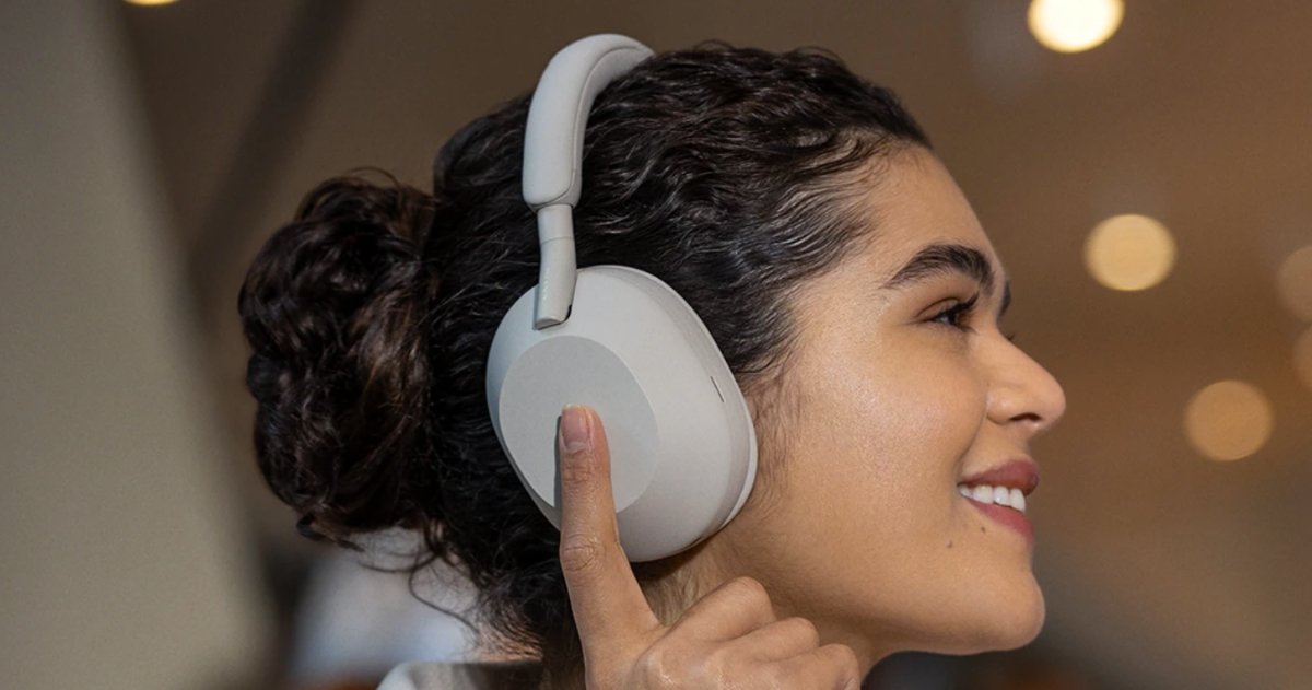 Una persona usando los Sony WH-1000XM5