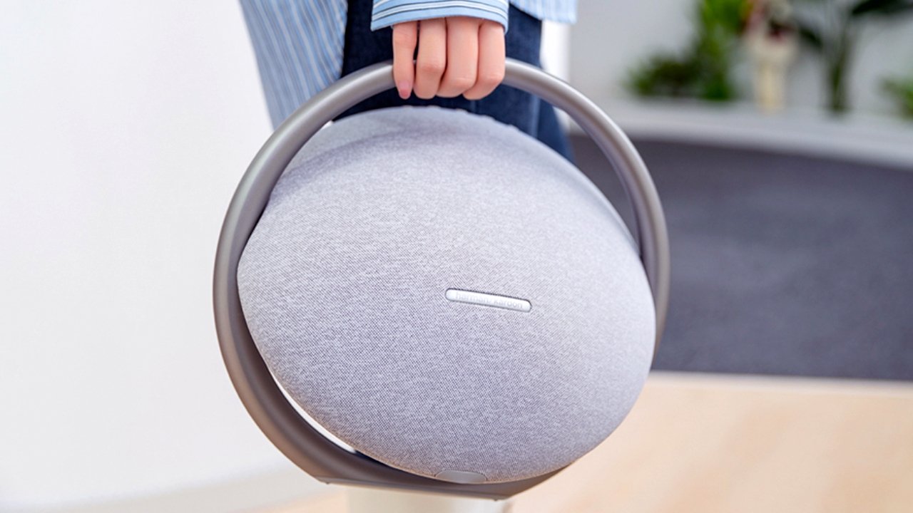 Harman Kardon Onyx Studio 7 en la mano