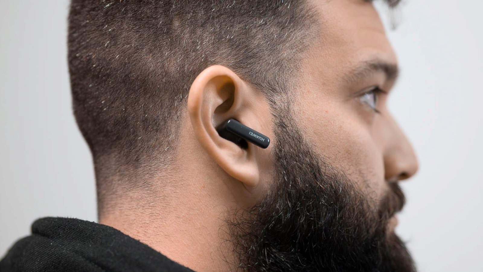 Huawei FreeBuds 5i en la oreja
