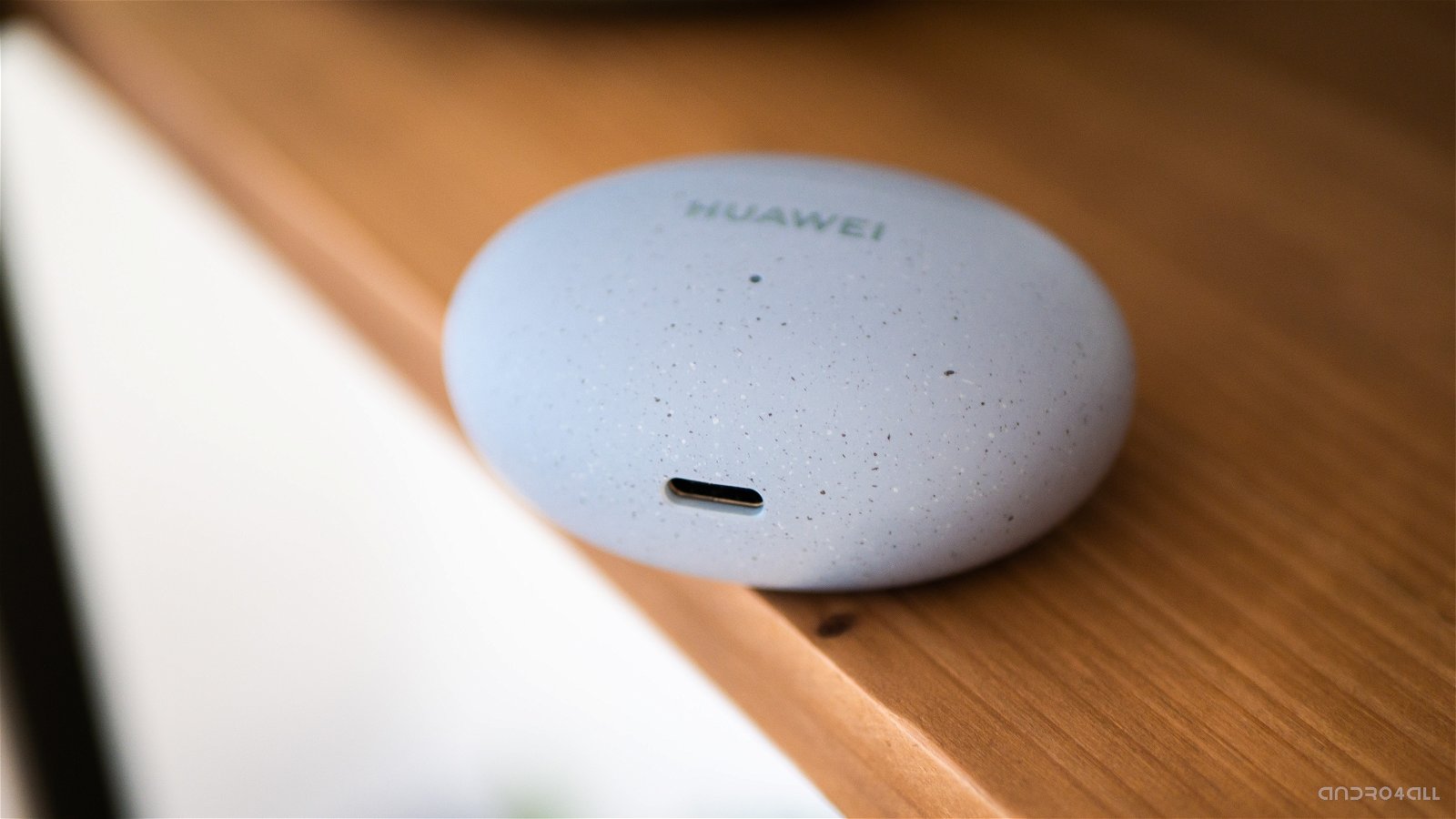 Huawei FreeBuds 5i, puerto de carga