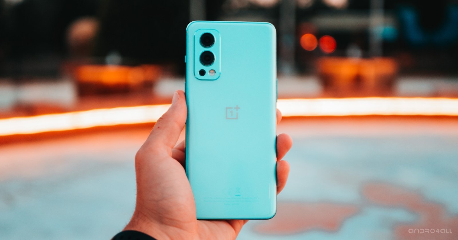 OnePlus Nord 2 con trasera azul en la mano
