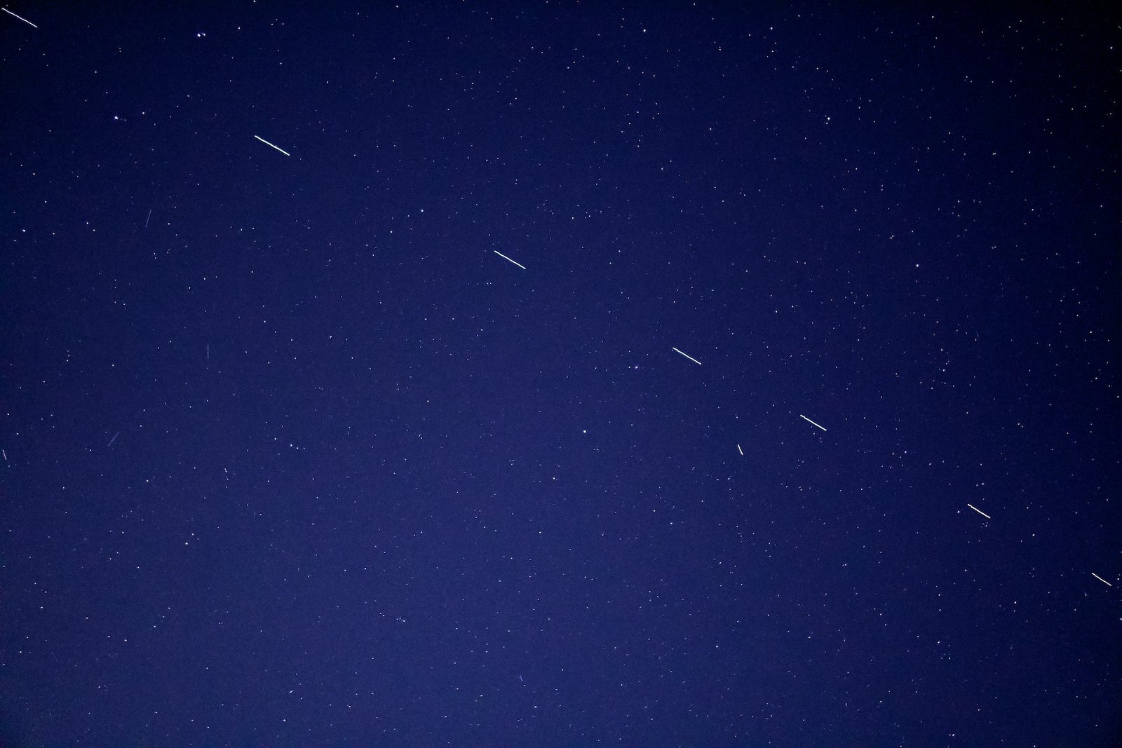 Los satélites de Starlink son visibles en una noche clara y abierta en la que se pueden ver los astros