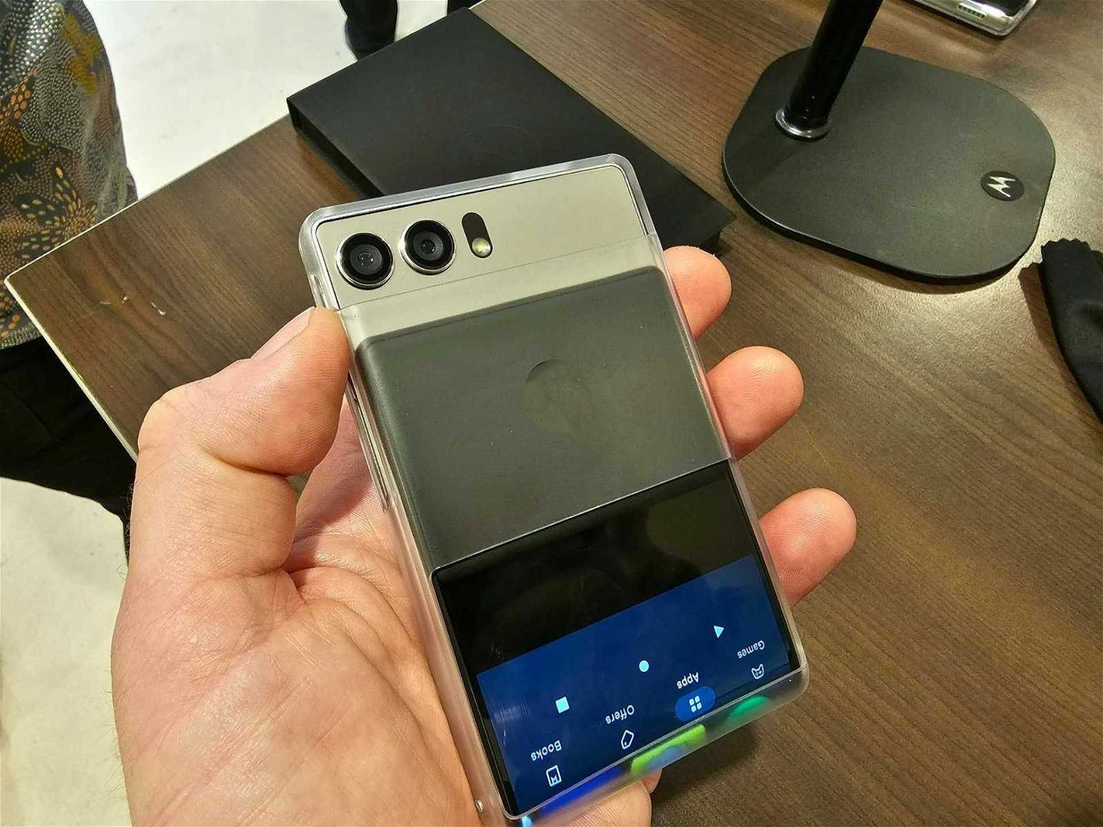 Una fotografía del Motorola Rizr Rollable