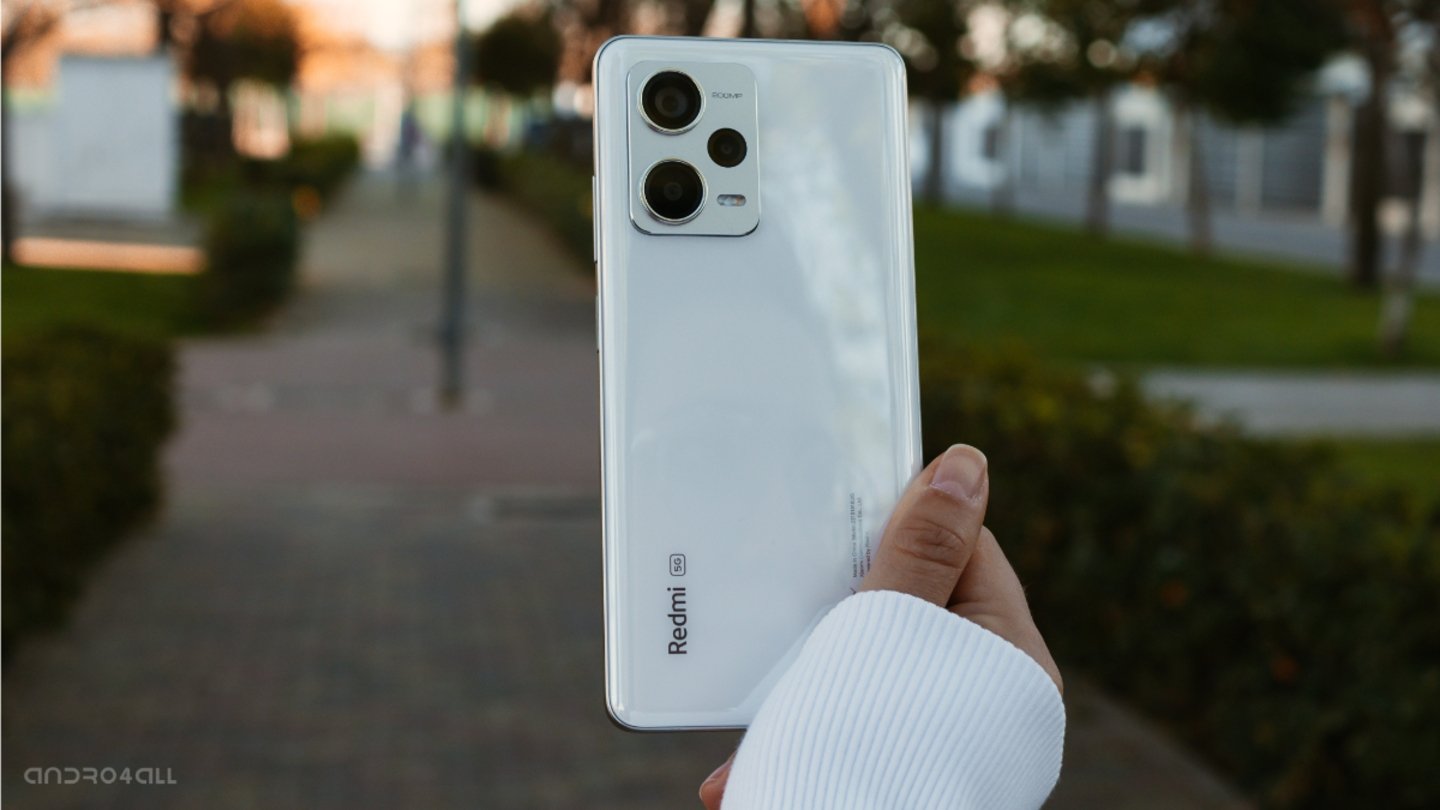 Parte trasera de color blanco del Redmi Note 12 Pro Plus 5G