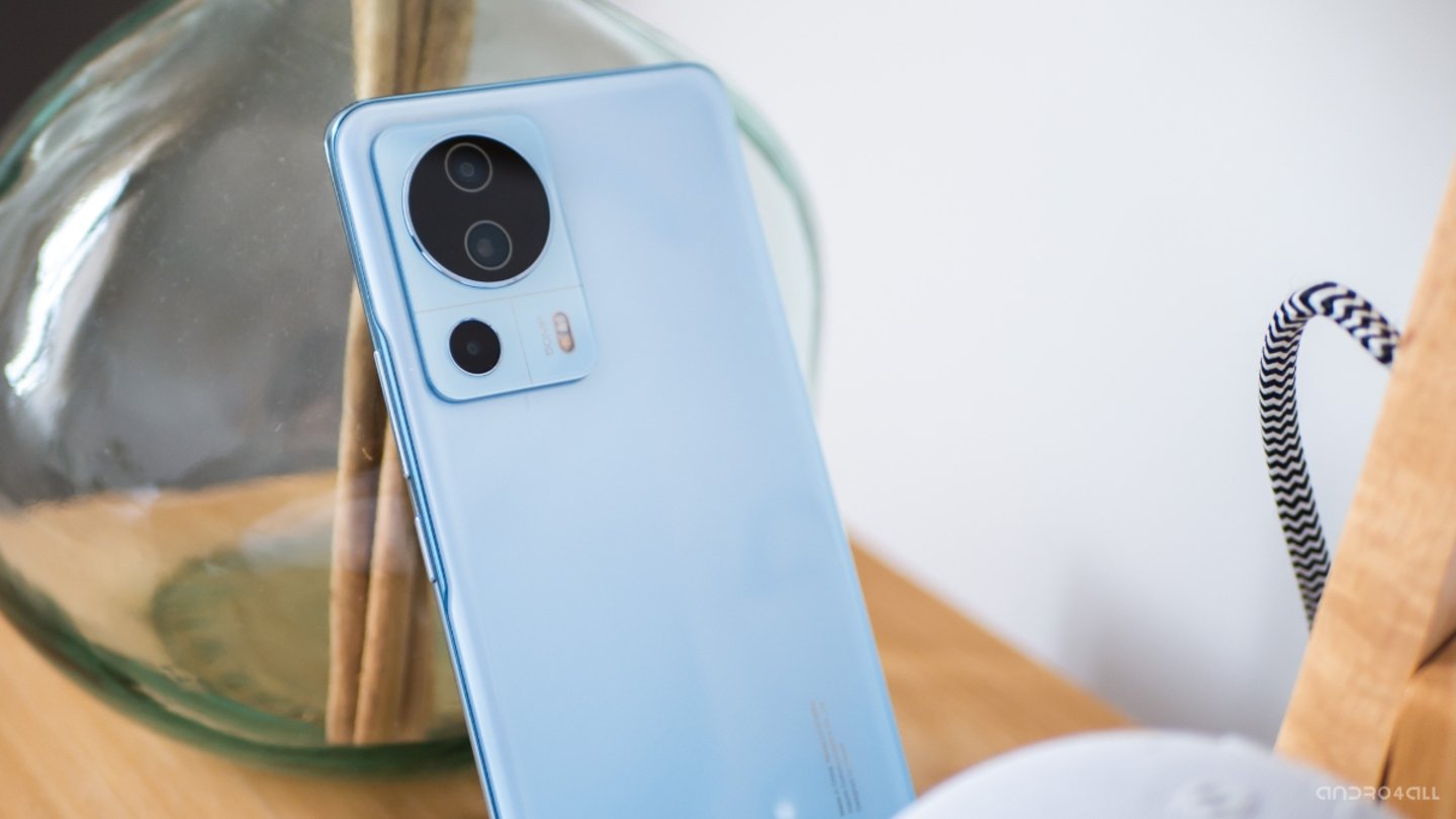 Parte trasera del Xiaomi 13 Lite en color azul