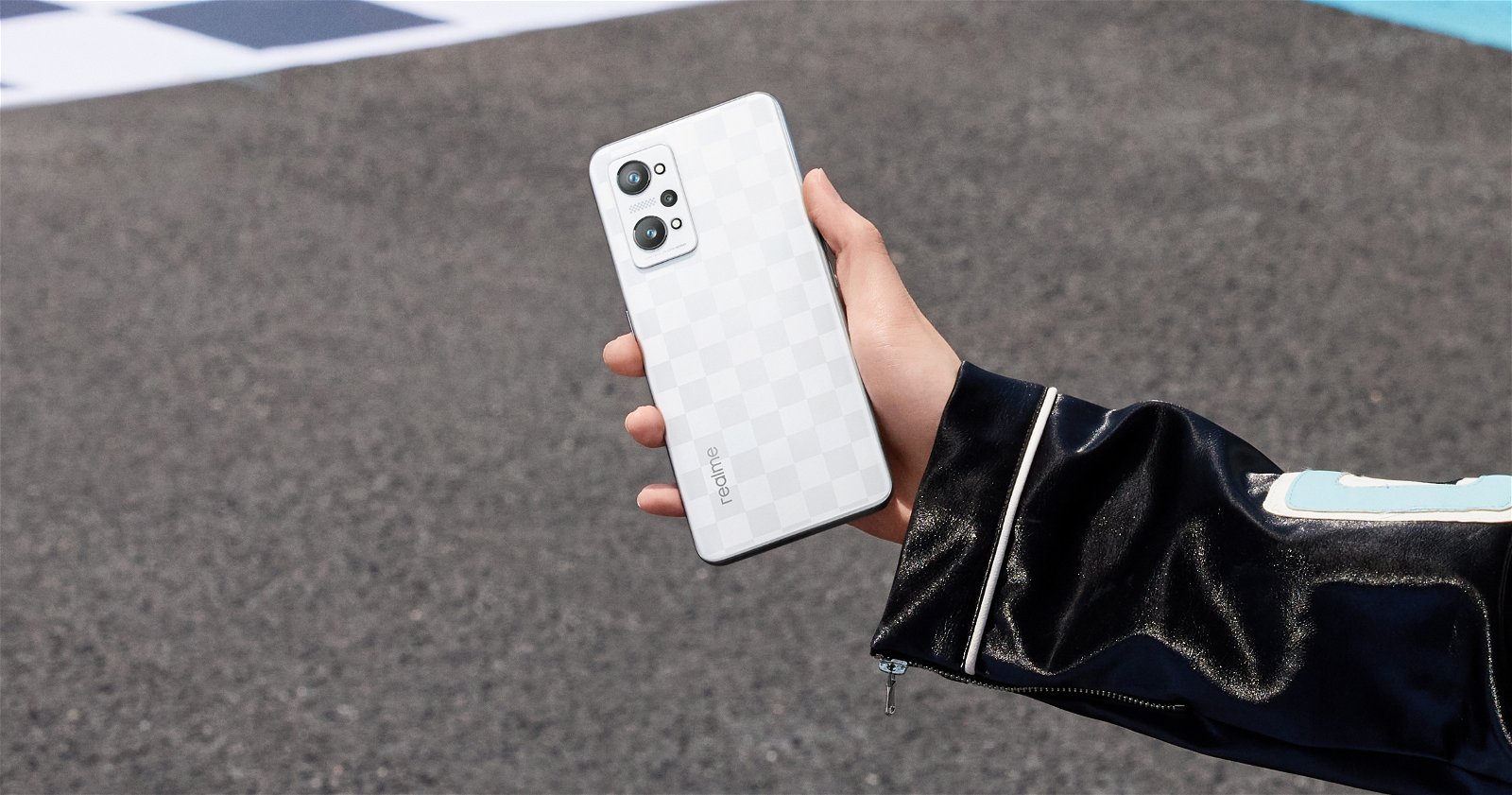 realme GT Neo 3T en la mano