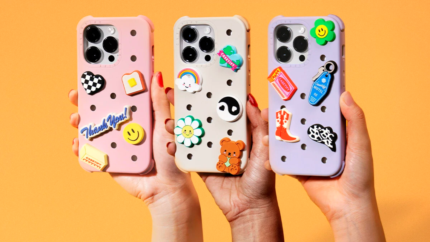 Los tres colores disponibles de las fundas de Casetify sostenidos por tres manos