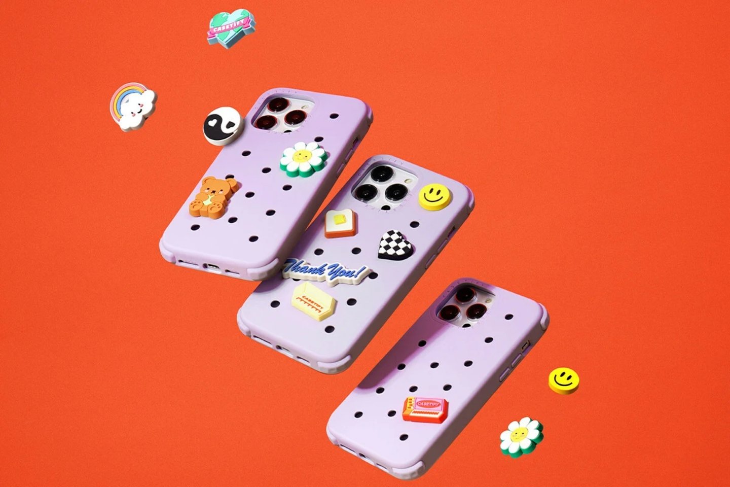 Tres móviles con las fundas y los pines de Casetify