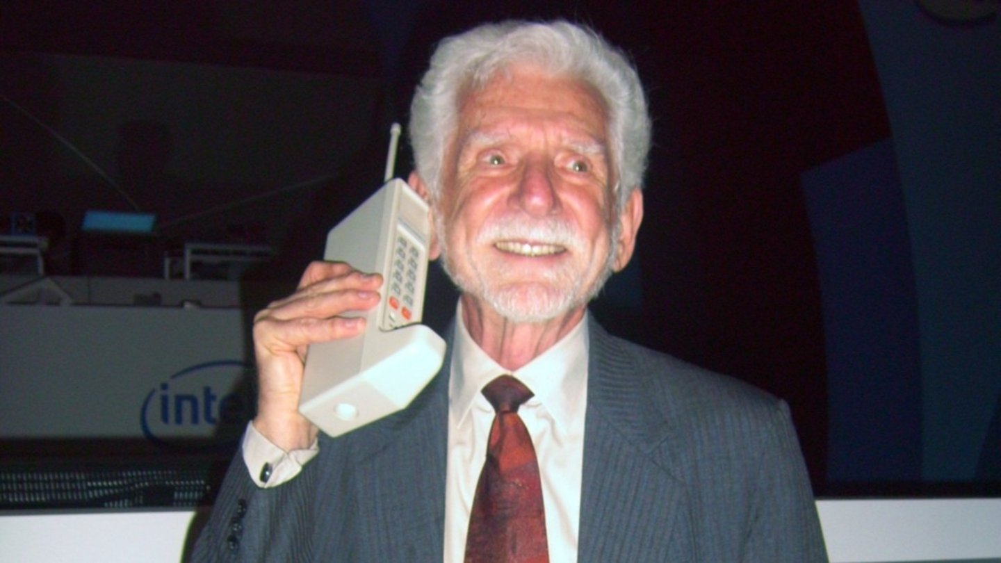 El inventor del teléfono móvil tiene 94 años y se compra un iPhone nuevo cada año
