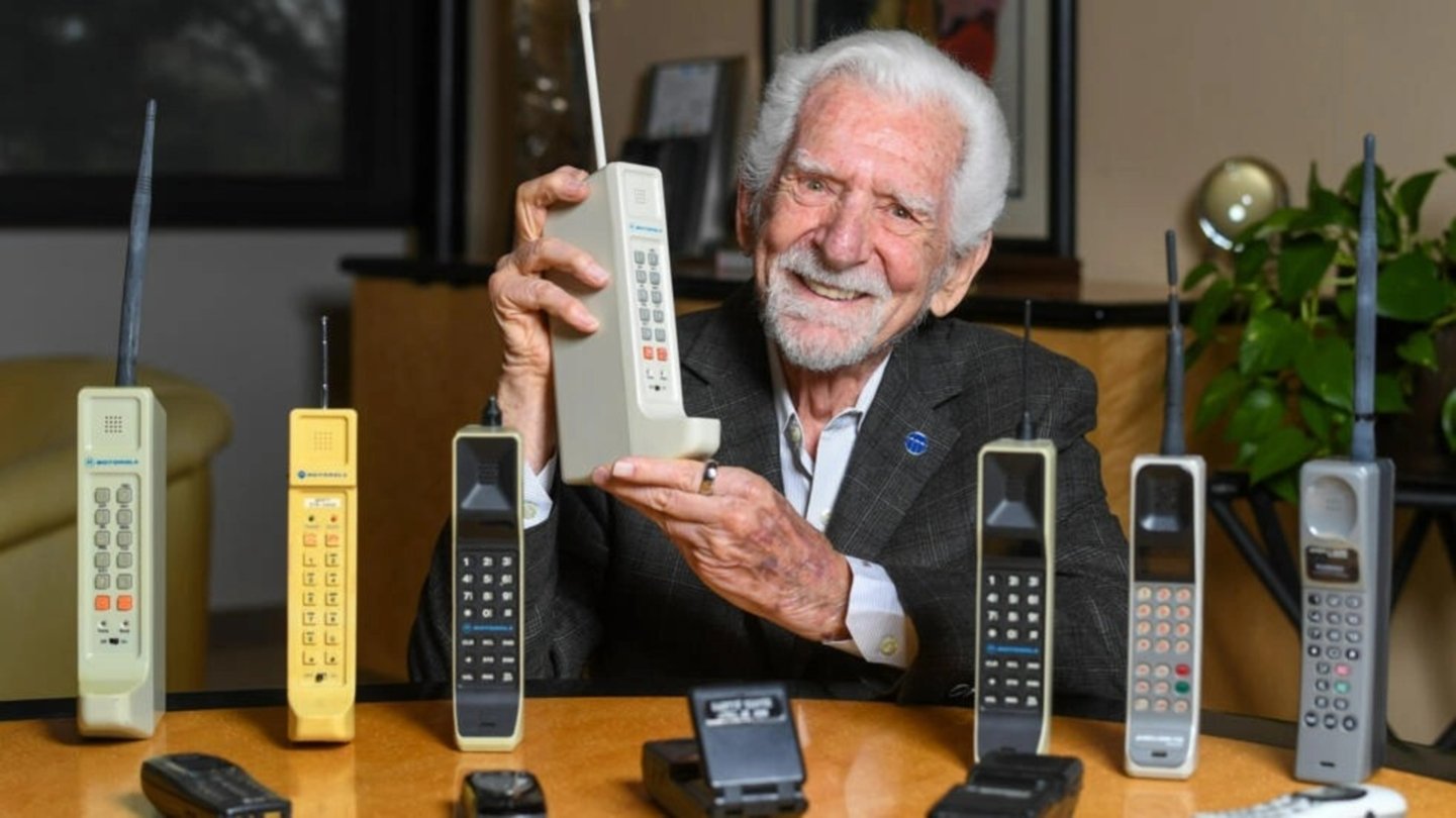 El inventor del teléfono móvil tiene 94 años y se compra un iPhone nuevo cada año