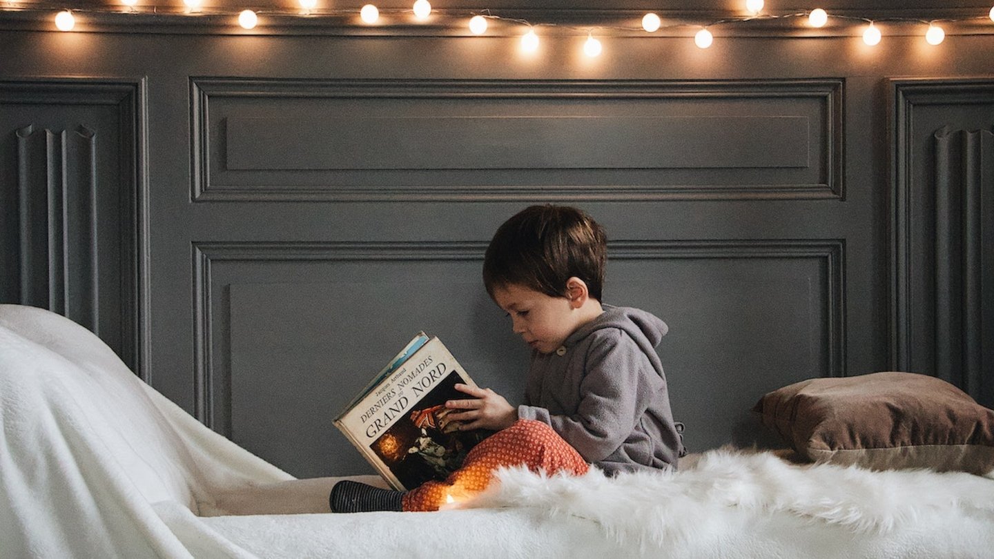 Un niño lee un libro