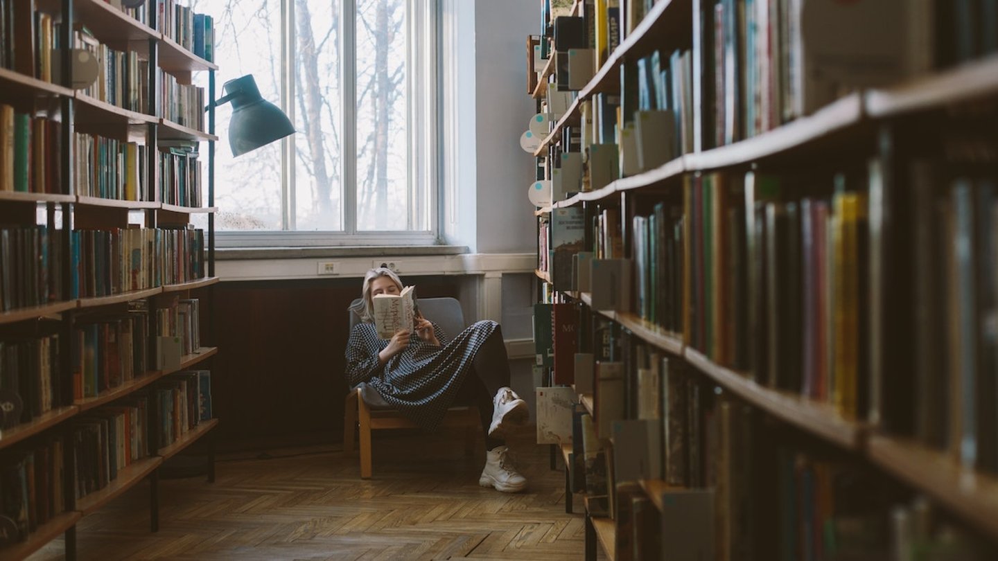 una joven en una biblioteca