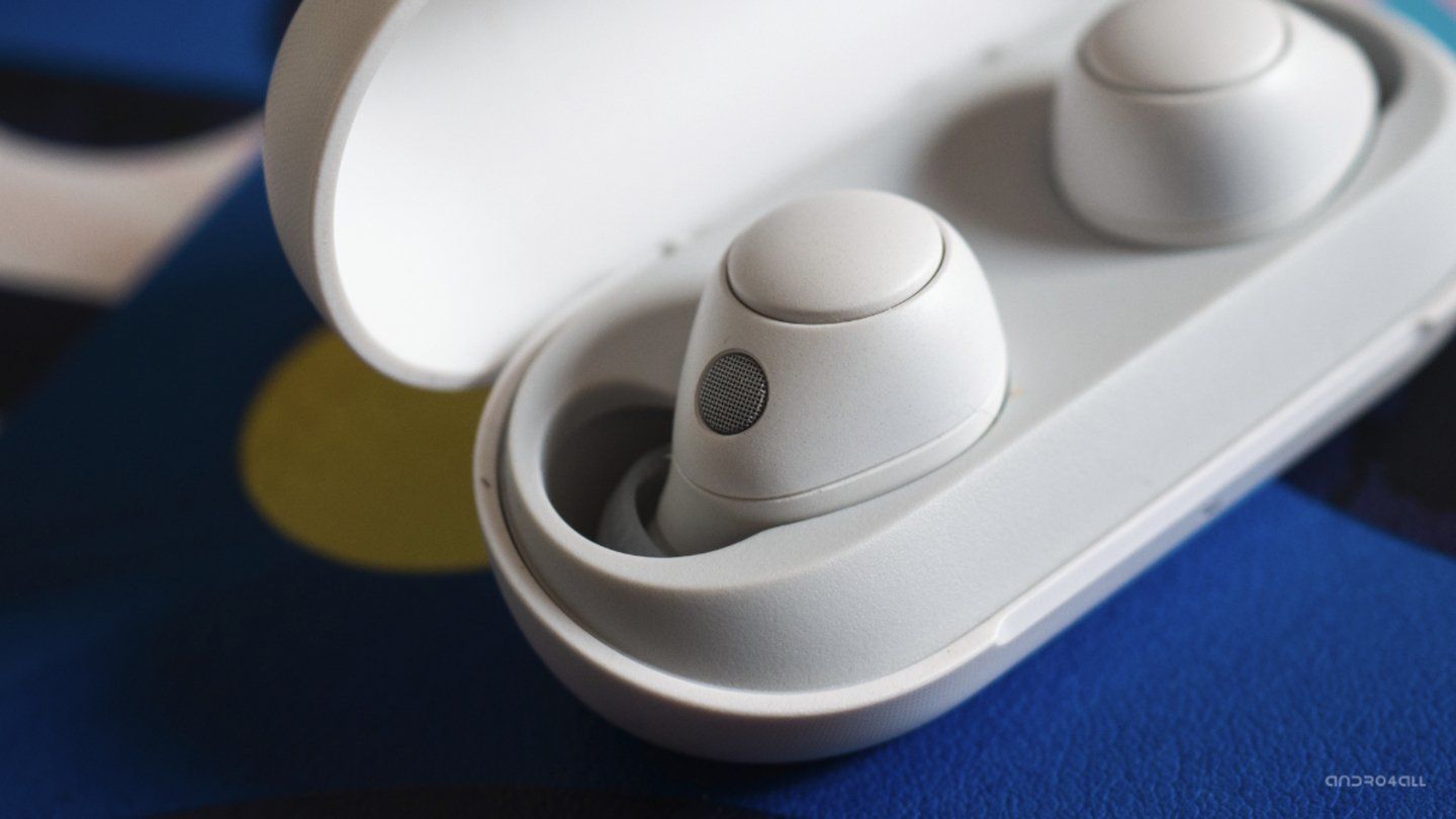 Primer plano de los auriculares Sony WF-C700N