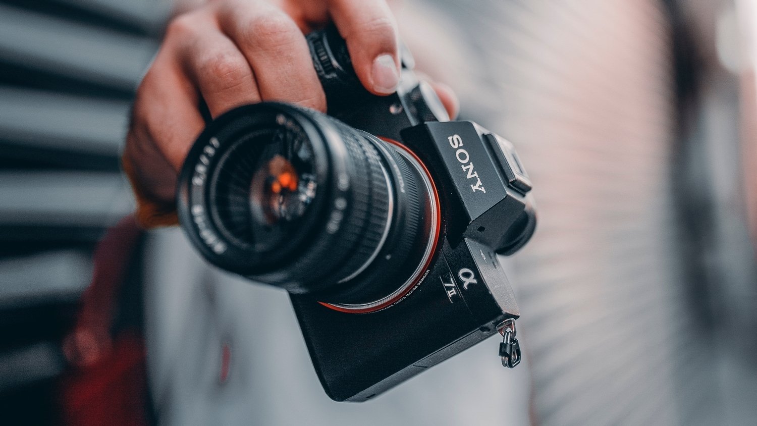 Sony Alpha 7 II en la mano