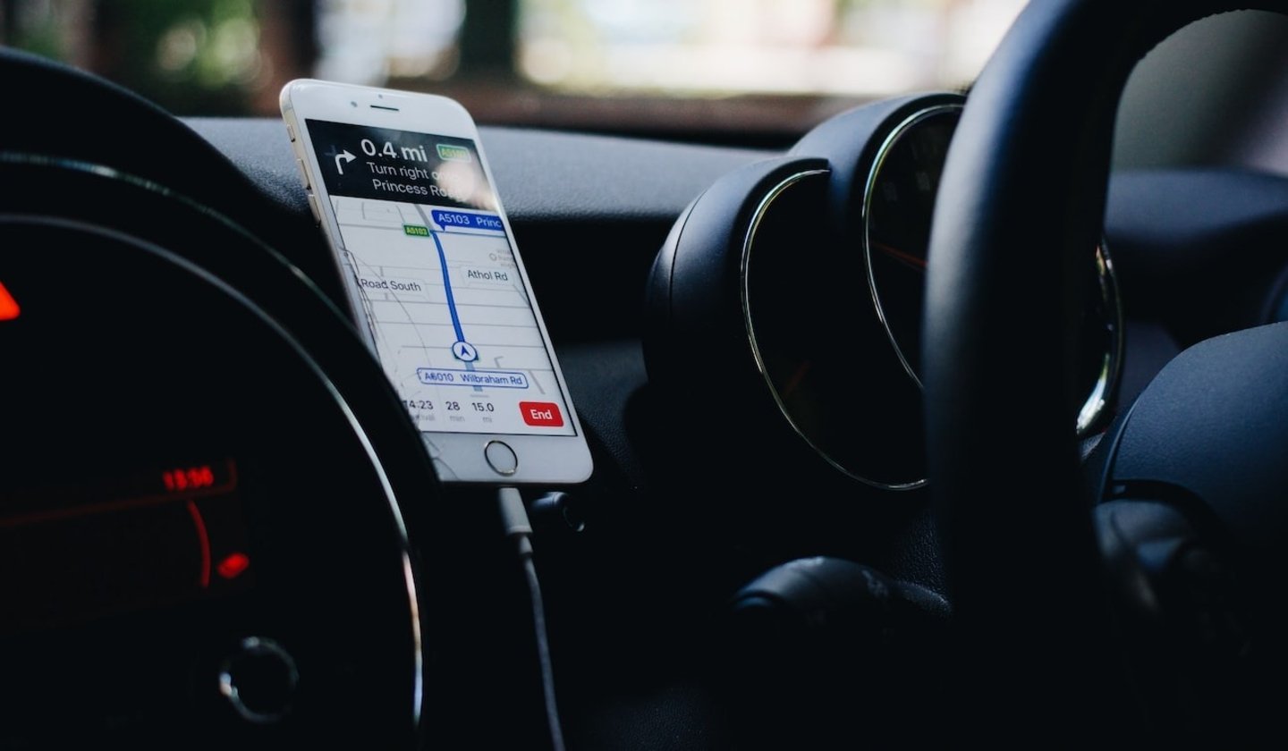 Cómo usar el móvil en el coche sin que te multen