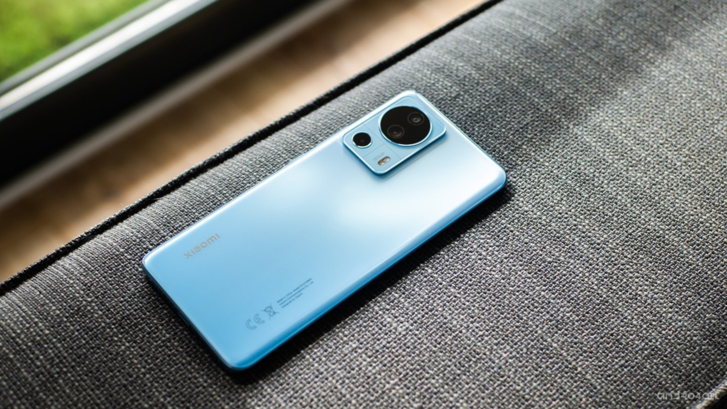 Parte trasera del Xiaomi 13 Lite en color azul