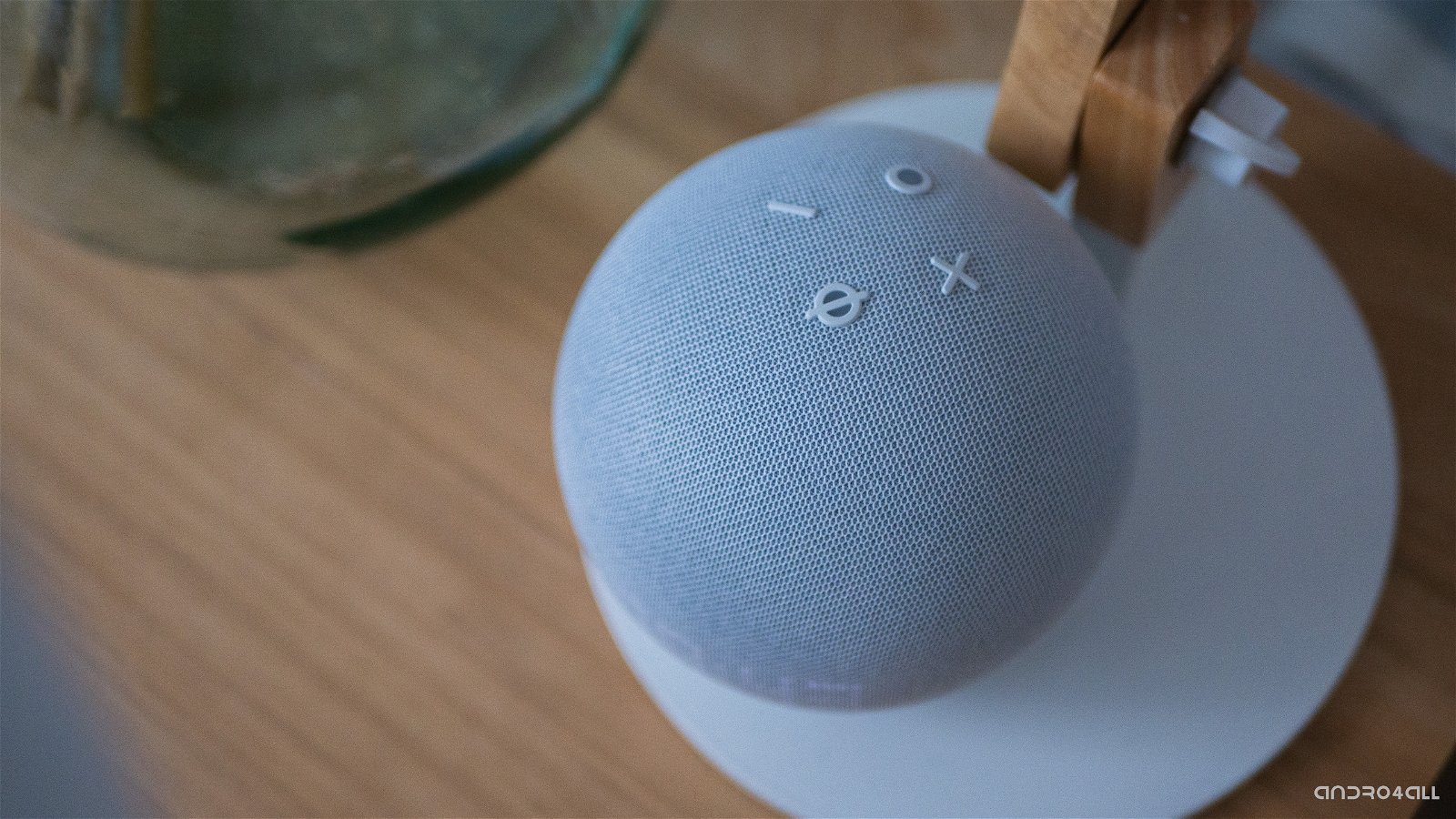 Parte superior del Amazon Echo Dot 5, con la zona de botones físicos.