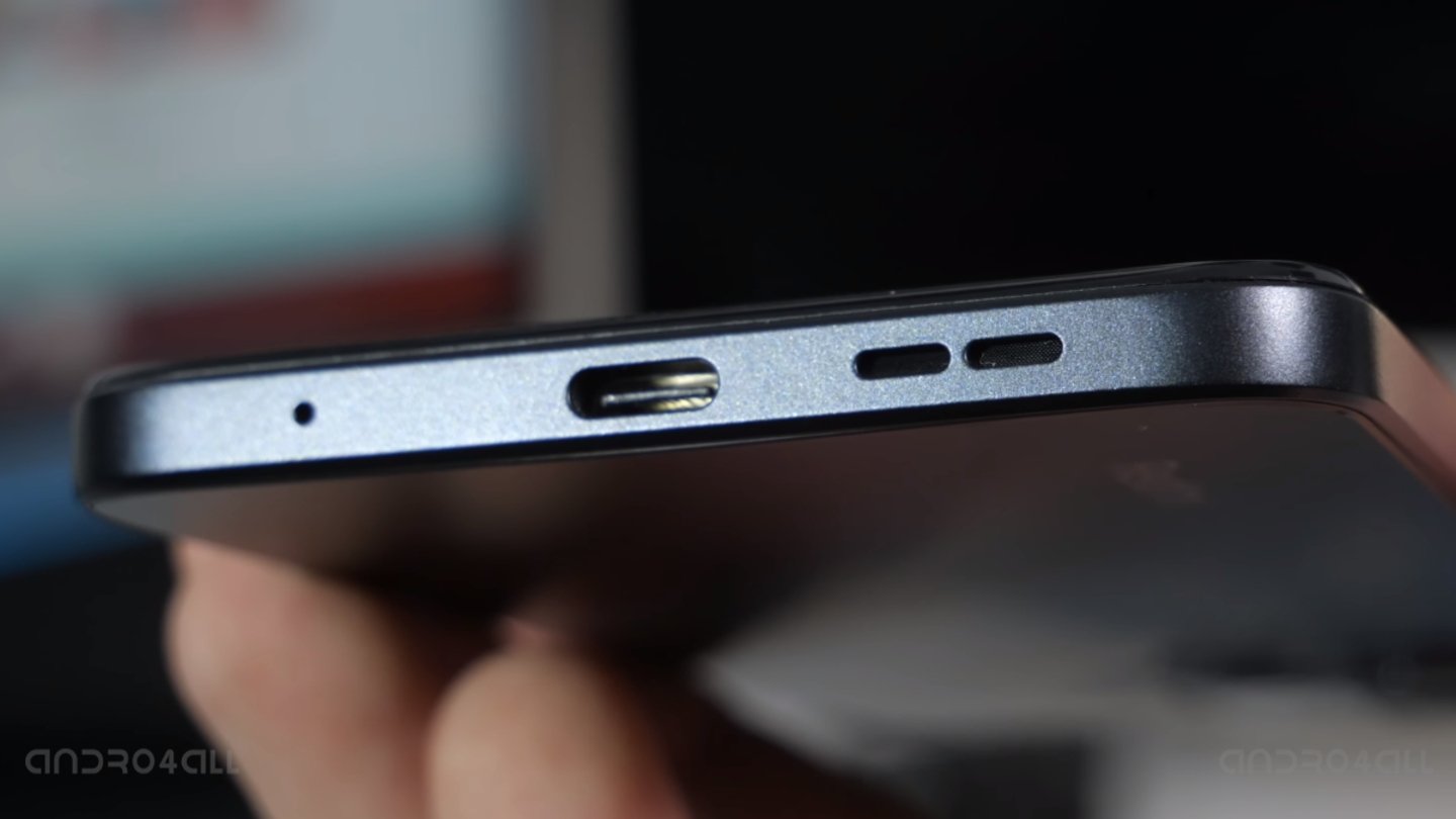 Borde inferior del Redmi Note 12, con un altavoz y el puerto de carga