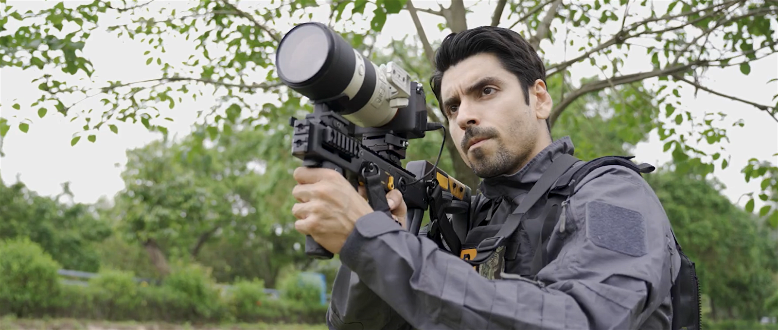 una cámara en una montura que parece un fusil de asalto