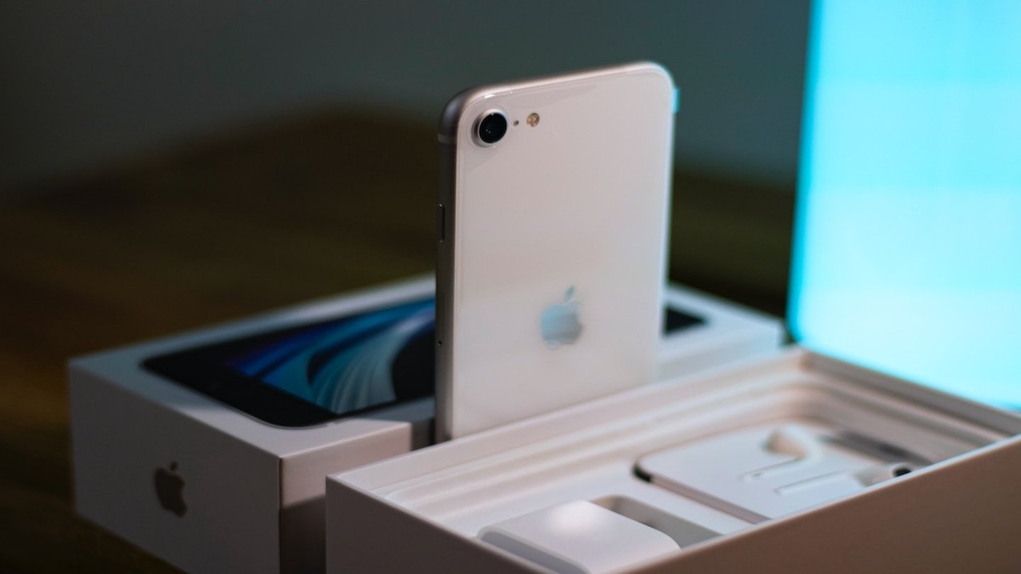 iPhone-SE-unboxing