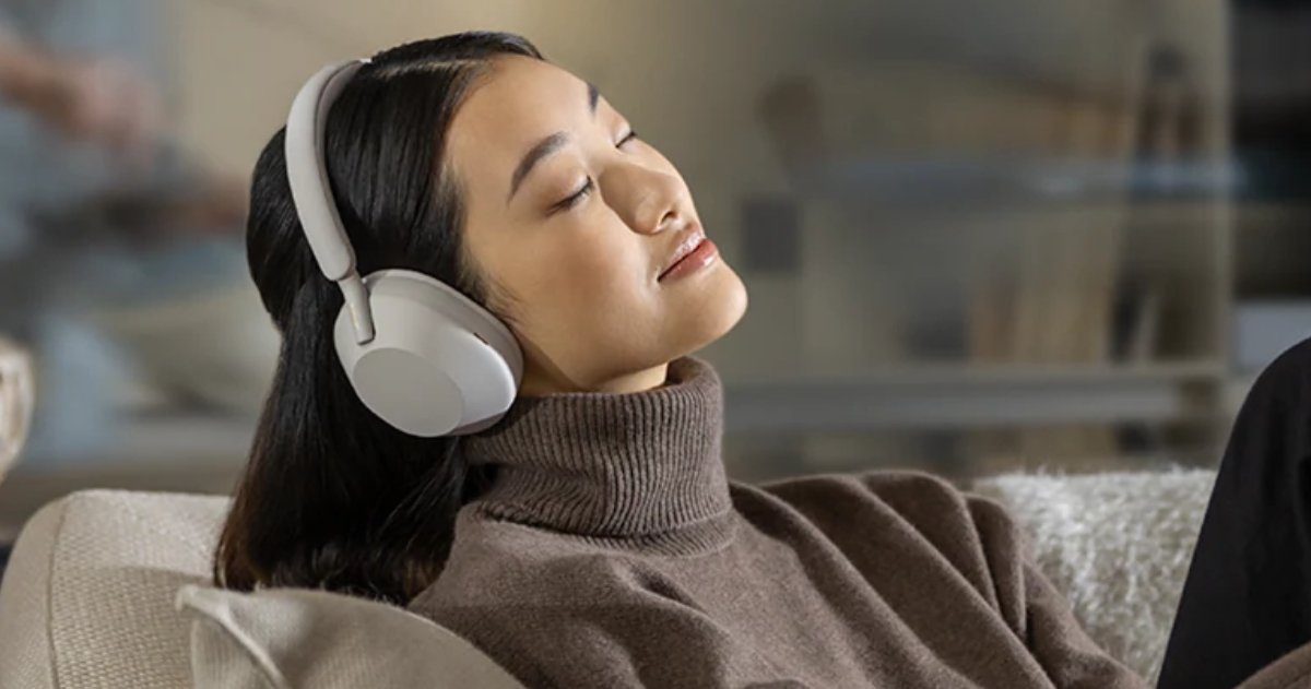Persona con los Sony WH-1000XM5
