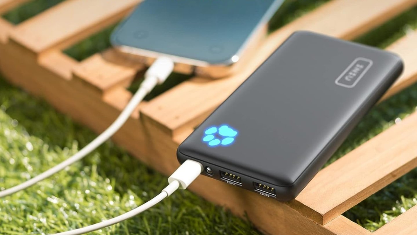Batería externa INIUI conectada a un móvil