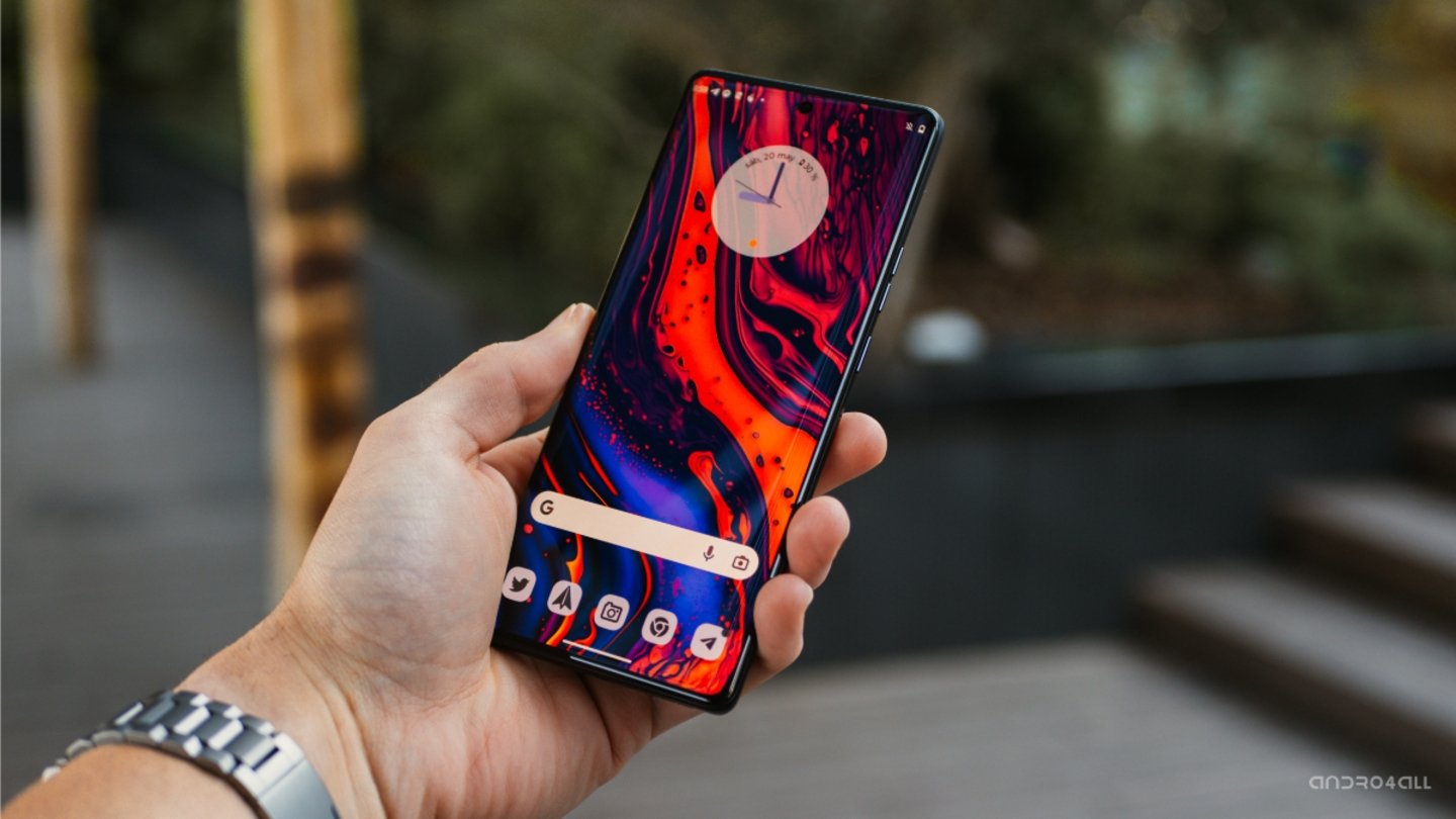 El Motorola Edge 40 Pro en la mano