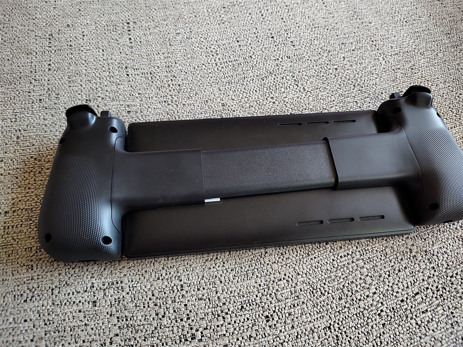 Razer Kishi V2 Pro por detrás mostrando su puente retractil