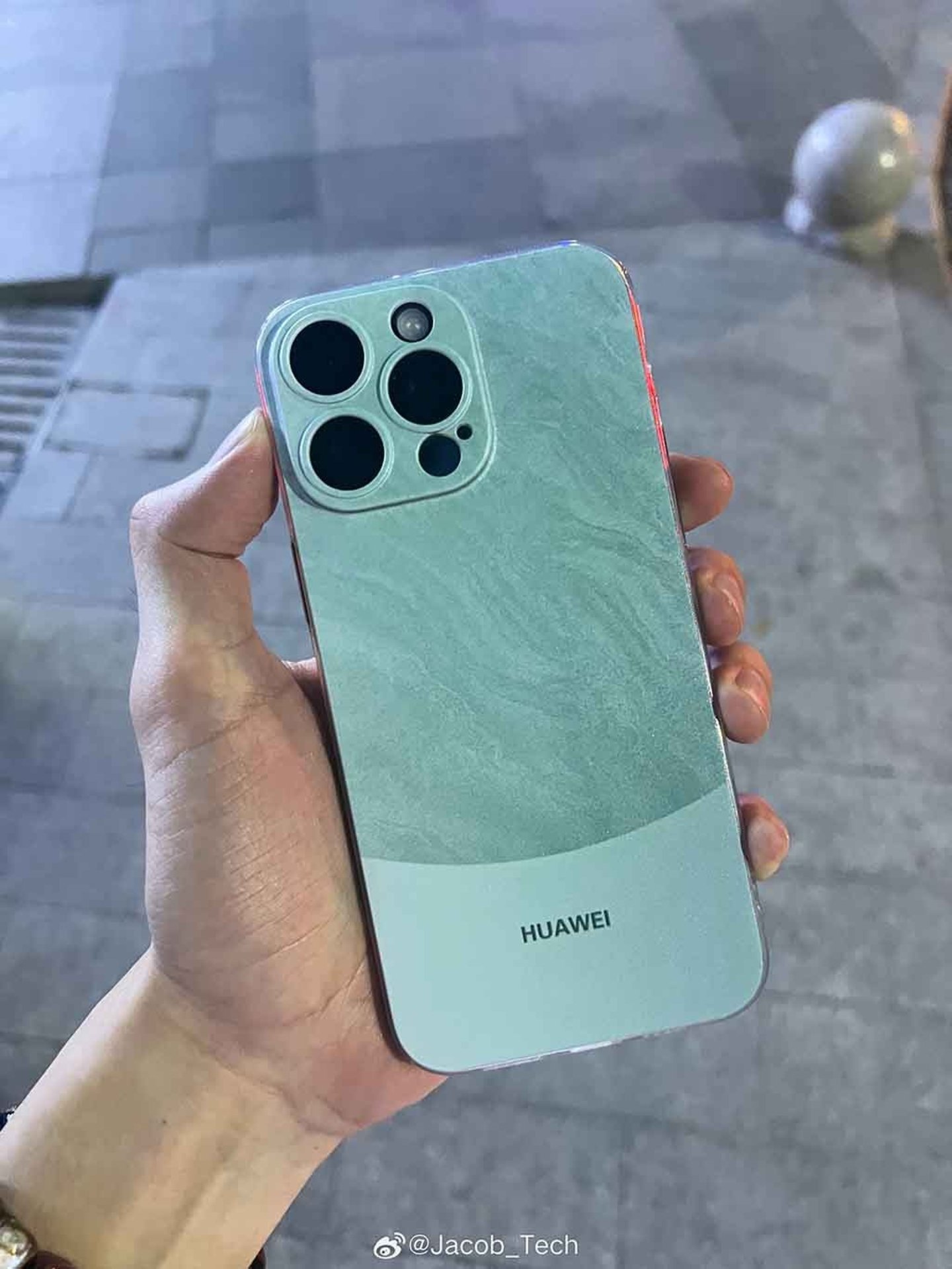 Esta funda "transforma" el iPhone en un Huawei Mate 60. Por alguna razón, se ha vuelto muy popular en China