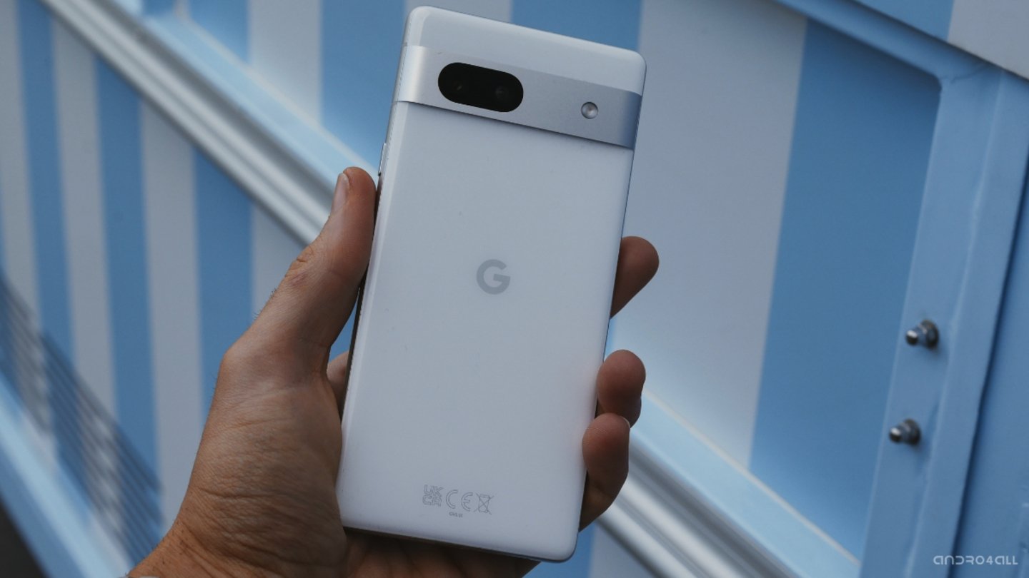 Parte trasera del Pixel 7a blanco