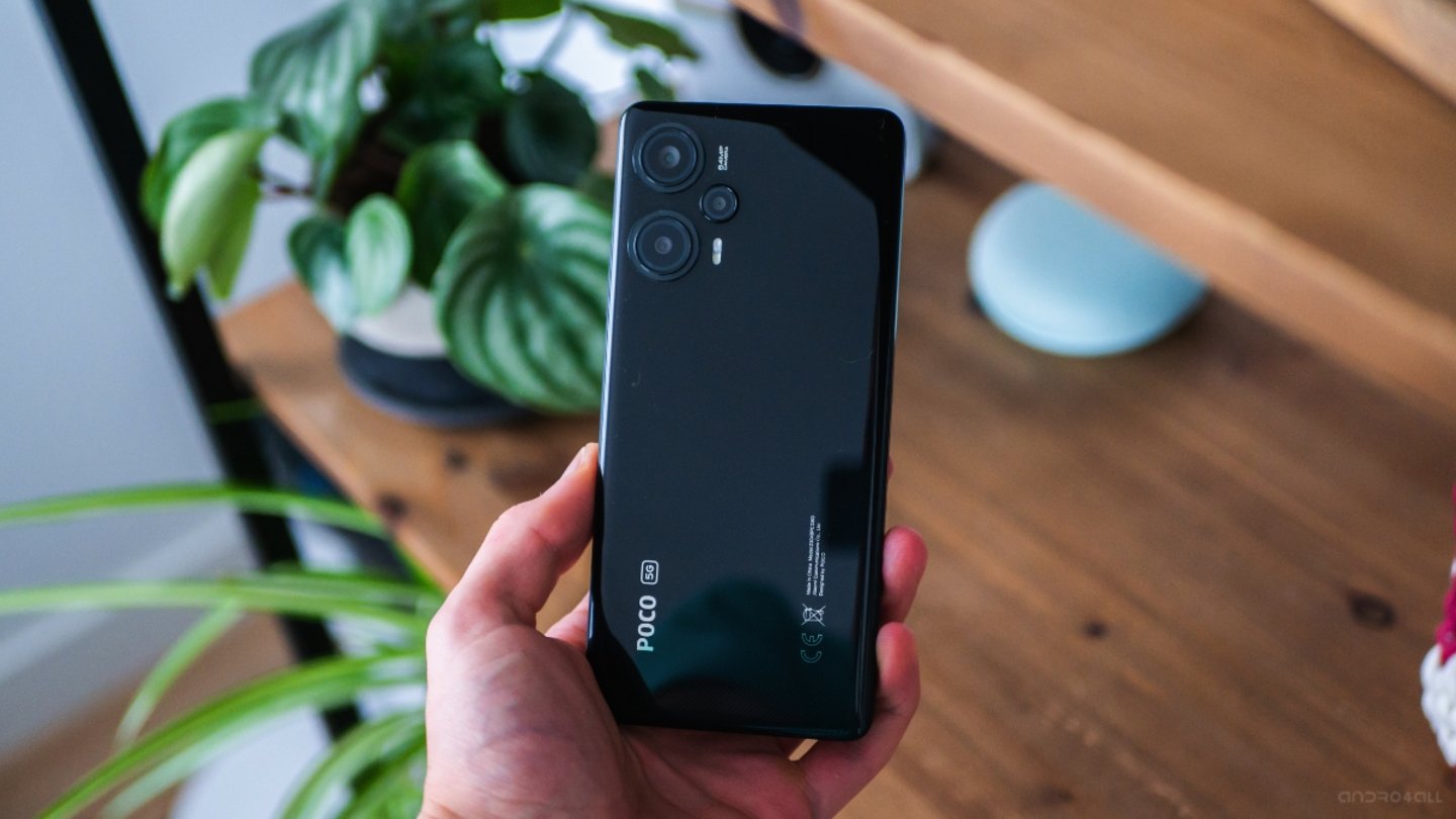 POCO F5 en la mano