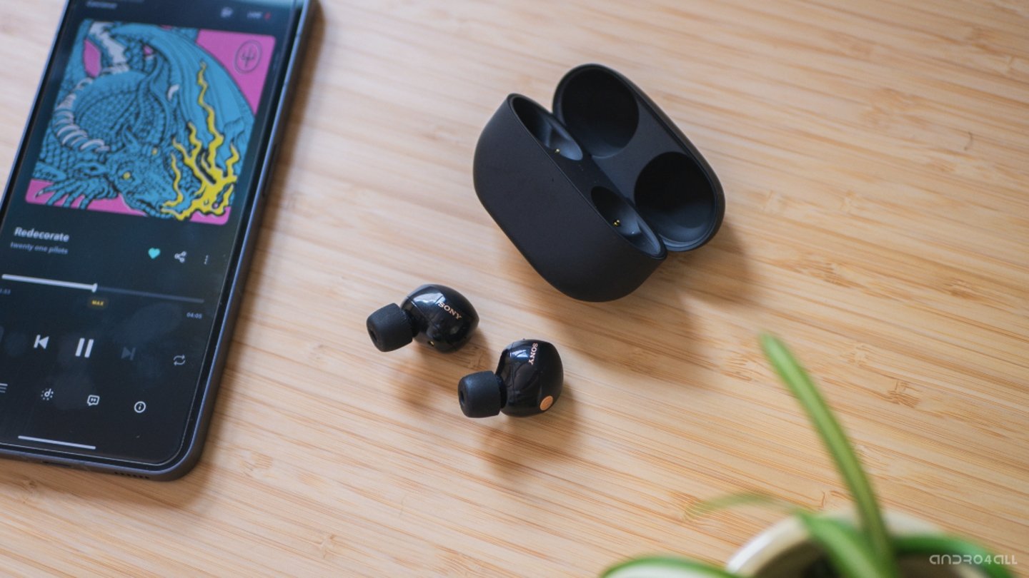 Auriculares Sony WF-1000XM5 junto a su estuche