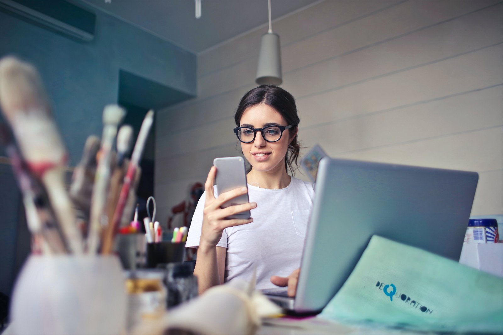una chica sonríe a su teléfono