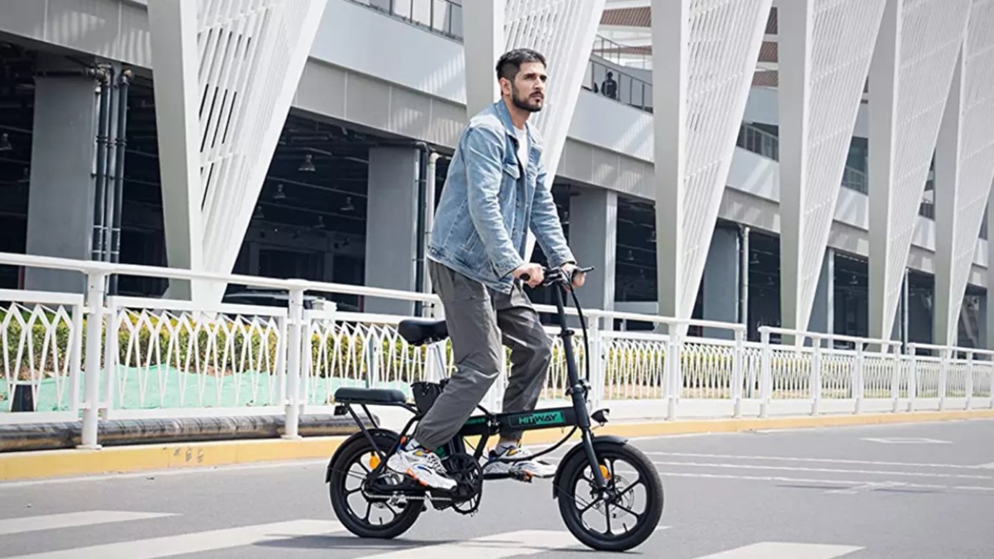 Hombre montado en la bici HITWAY BK5