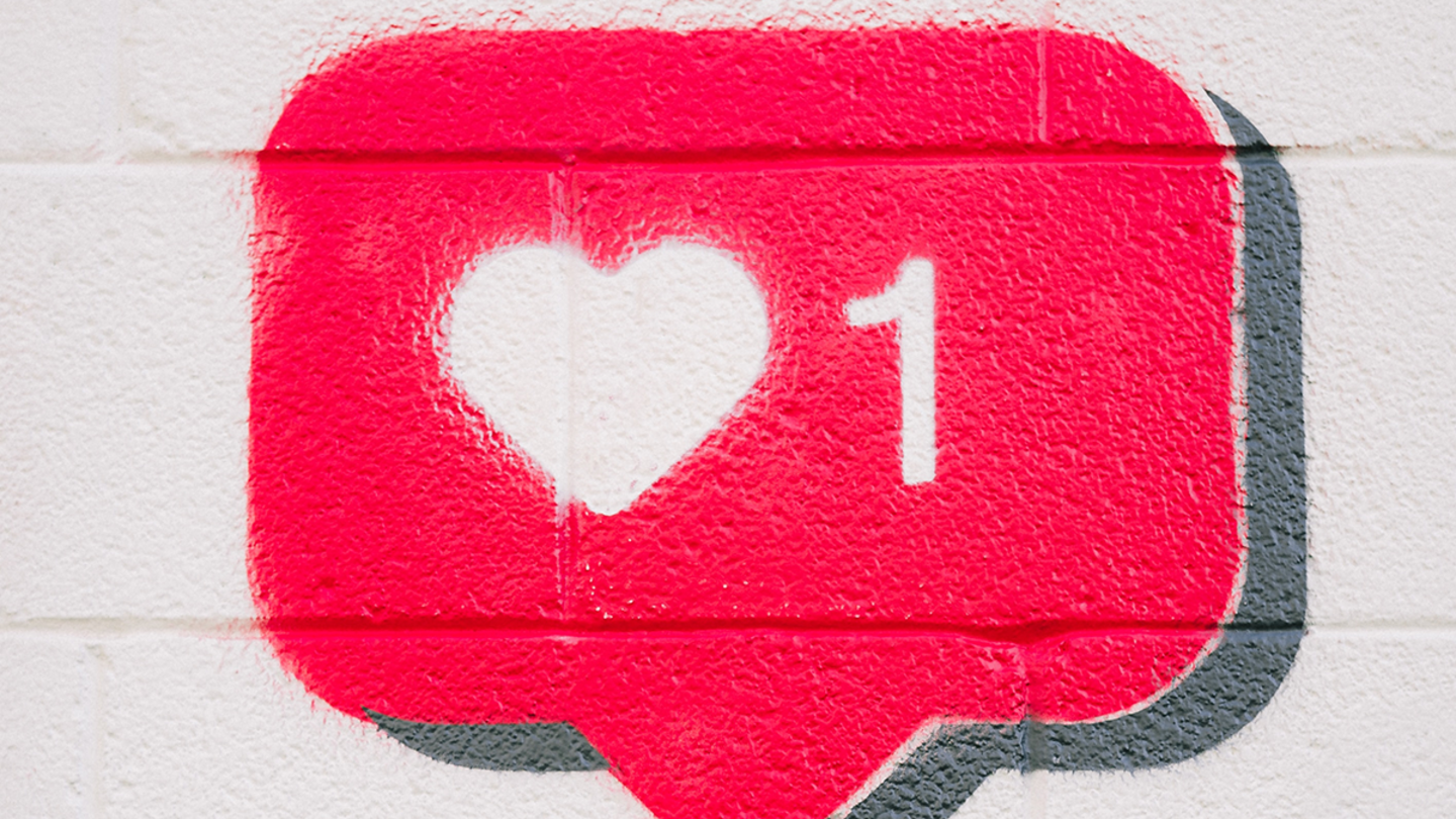 Un grafiti de un "me gusta" de Instagram