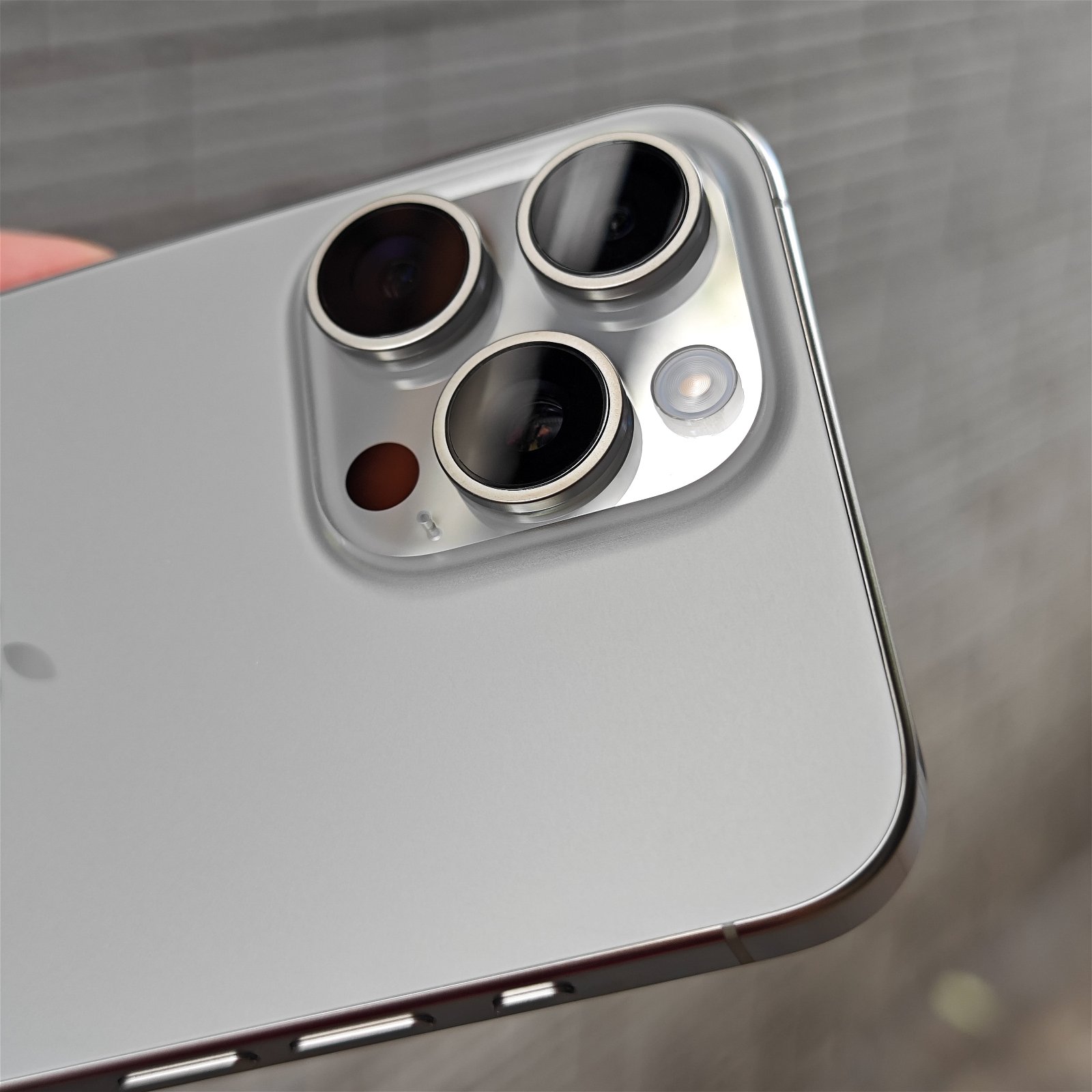 iPhone 15 Pro Max bordes