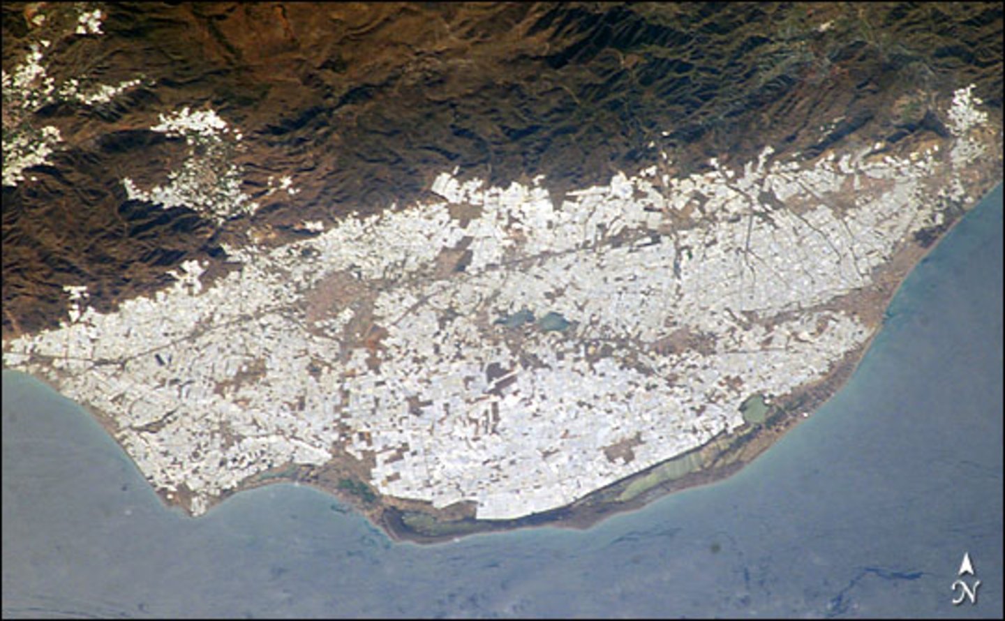 el poniente de almería lleno de invernaderos visto como una huella blanca desde el espacio